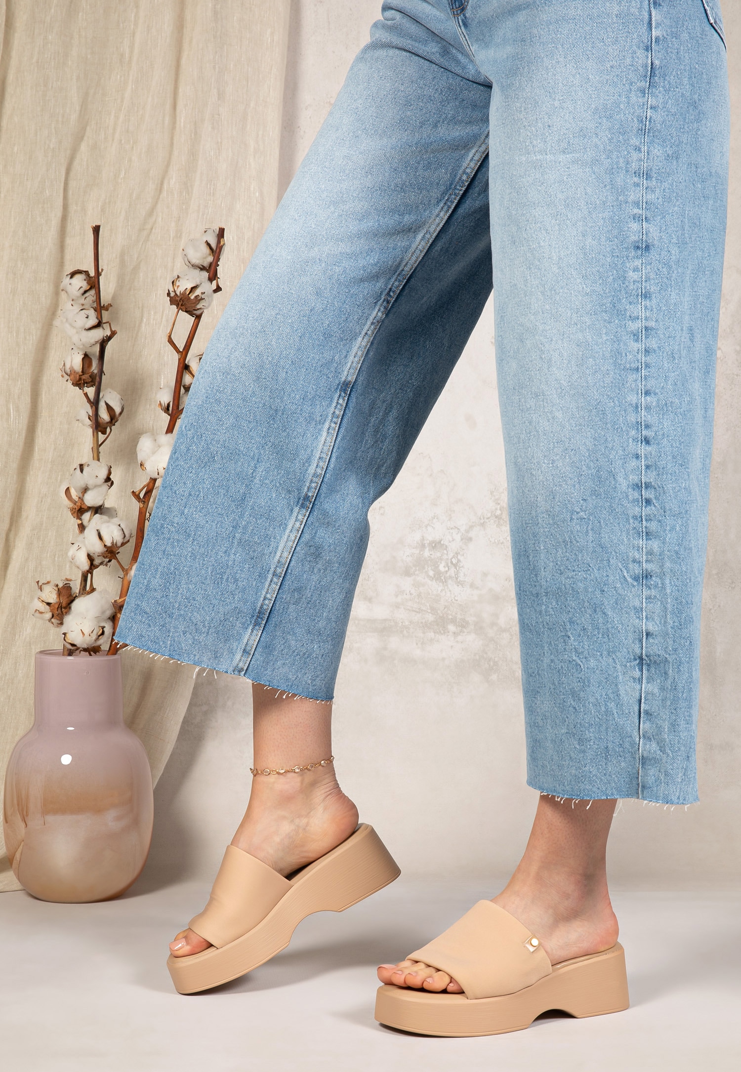 WJS beżowe masywne klapki damskie na platformie