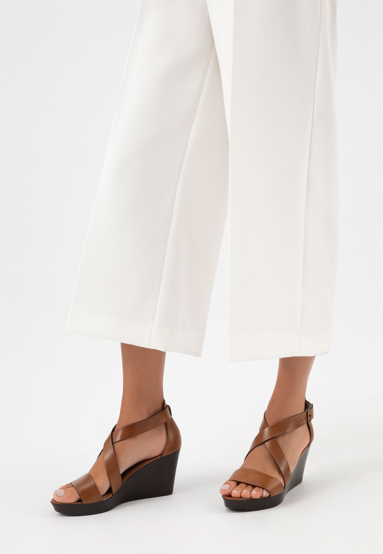 Jasnobrązowe sandały damskie na koturnie