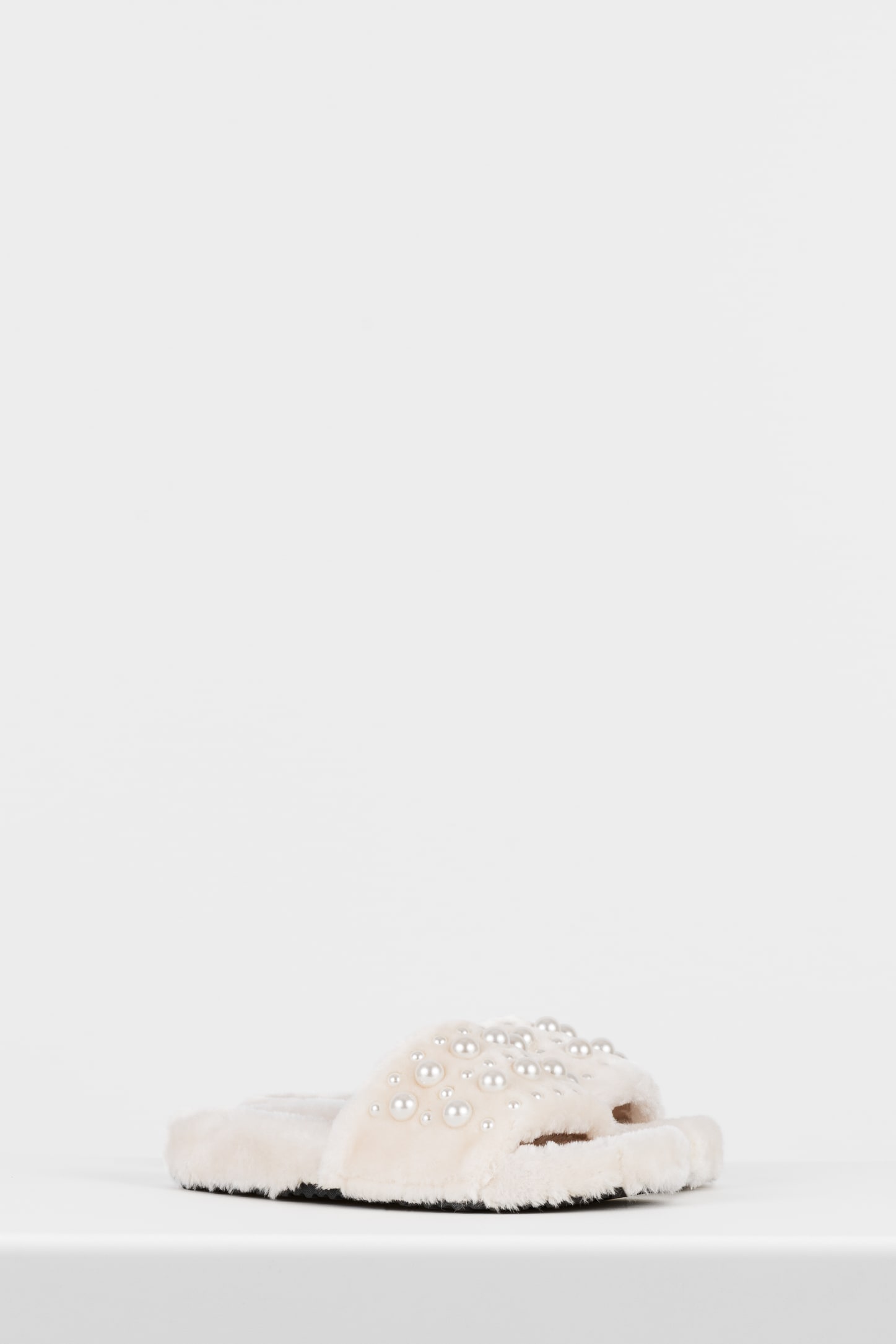 WJS puchate kapcie damskie off-white z perełkami