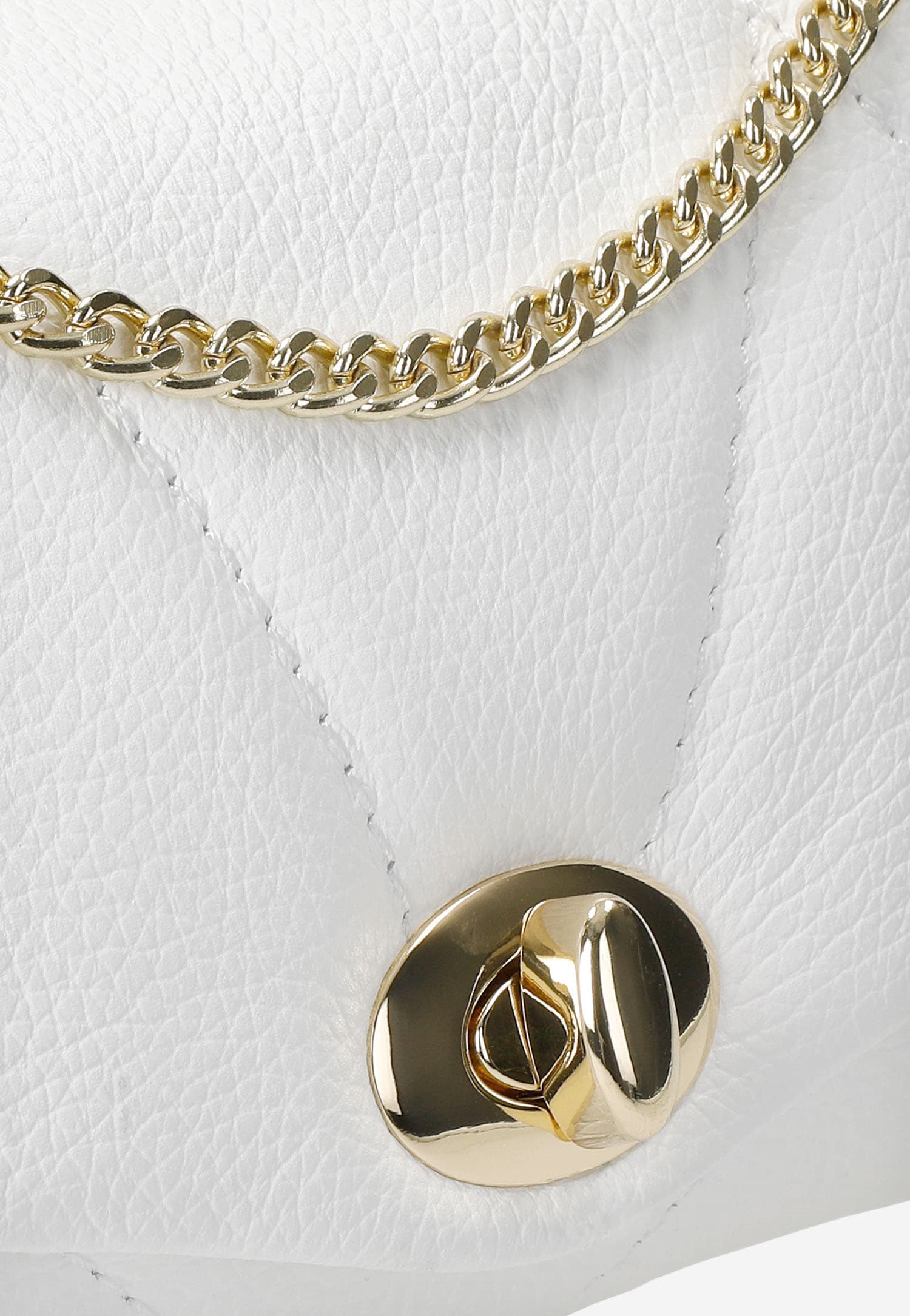 Czarna skórzana torebka ze złotymi akcentami