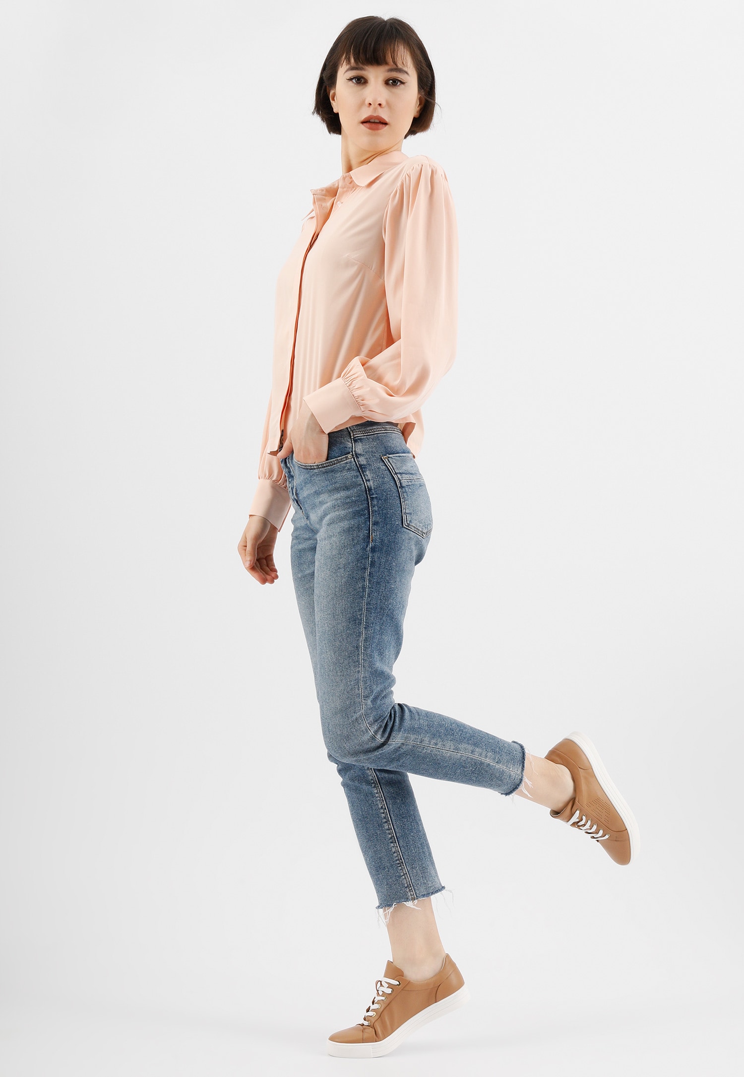 Białe półbuty damskie z dziurkowanym logo