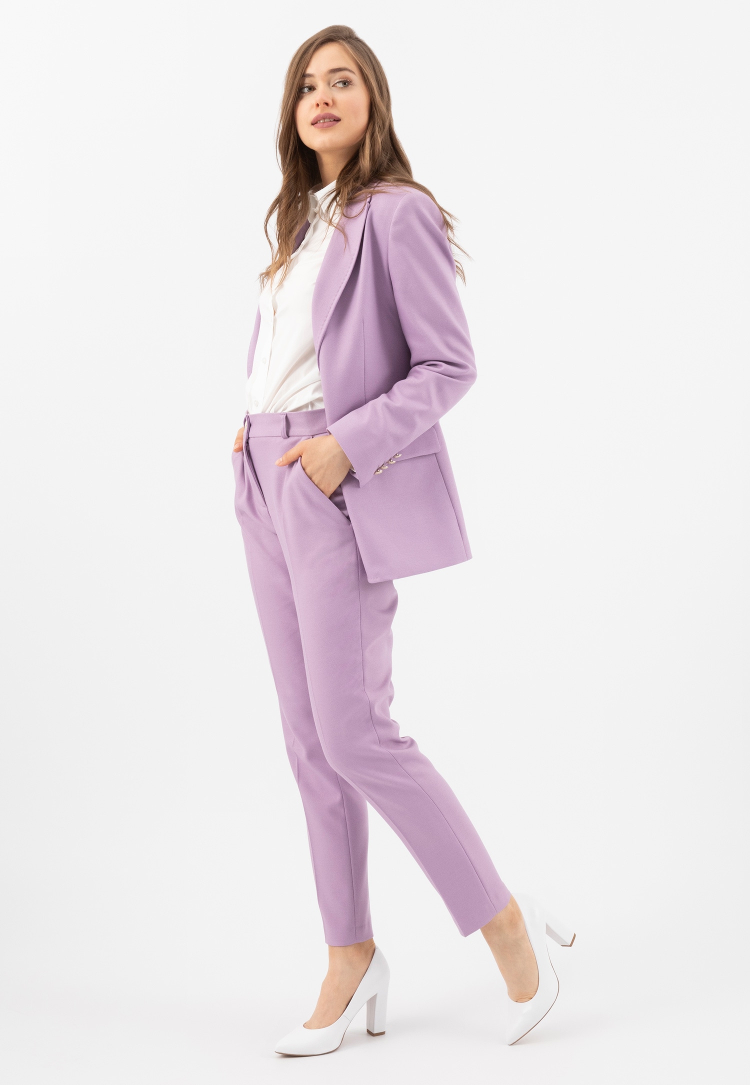 Beżowe eleganckie czółenka damskie z lakierowanej skóry