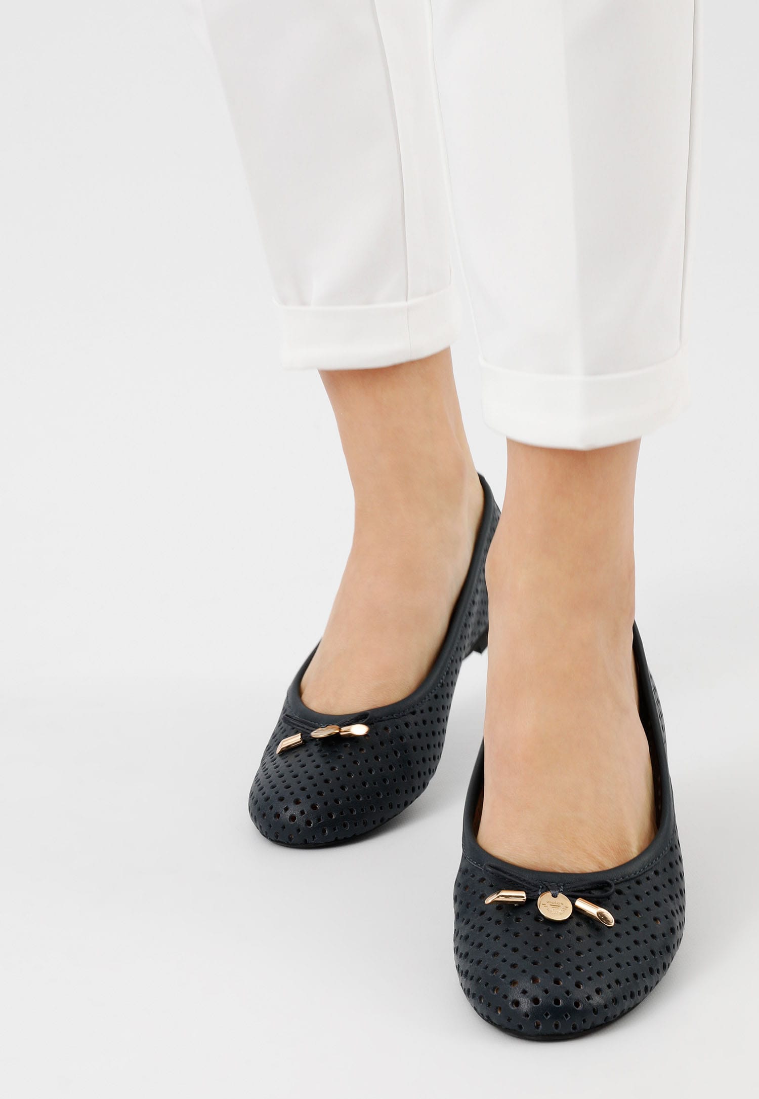 Białe wygodne baleriny damskie ze skóry licowej