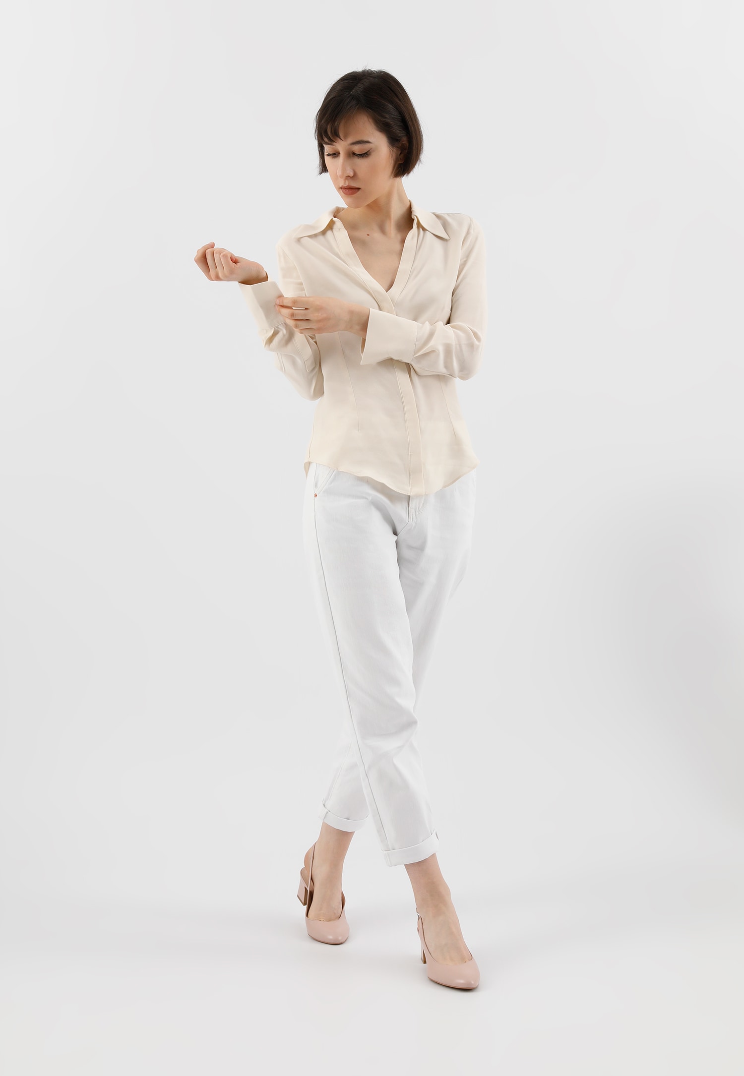 Eleganckie skórzane beżowe czółenka z odkrytą piętą