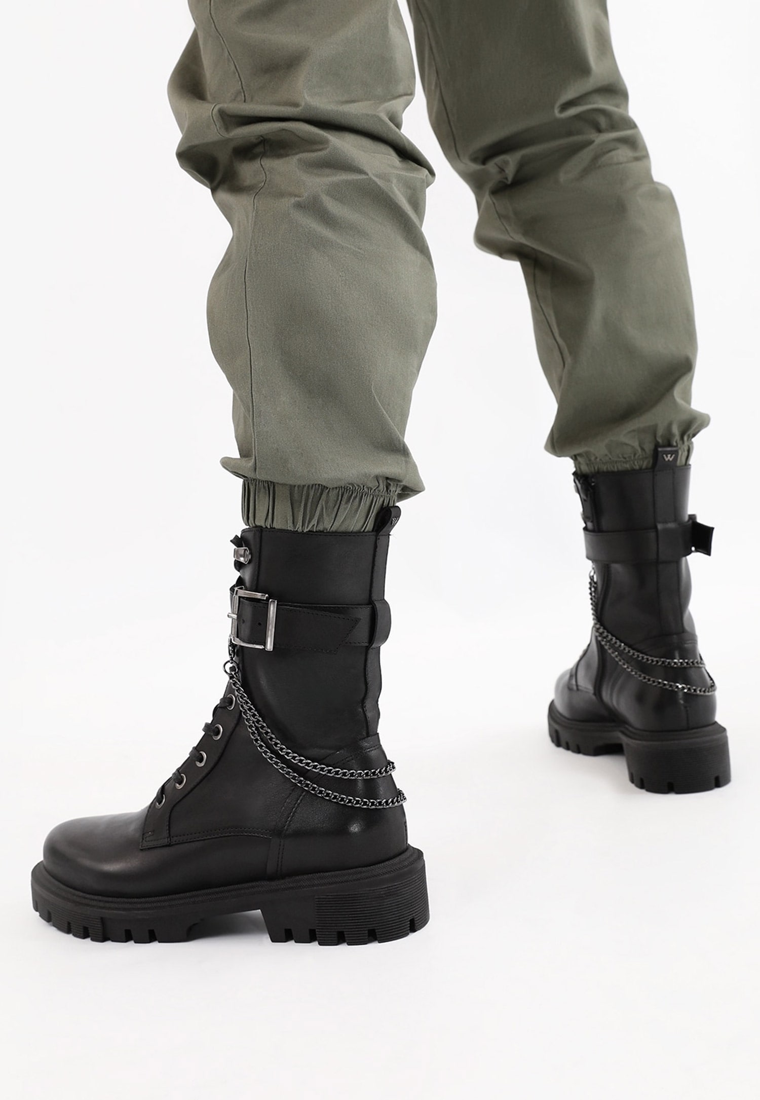 Czarne bikery damskie z odczepianym łańcuszkiem