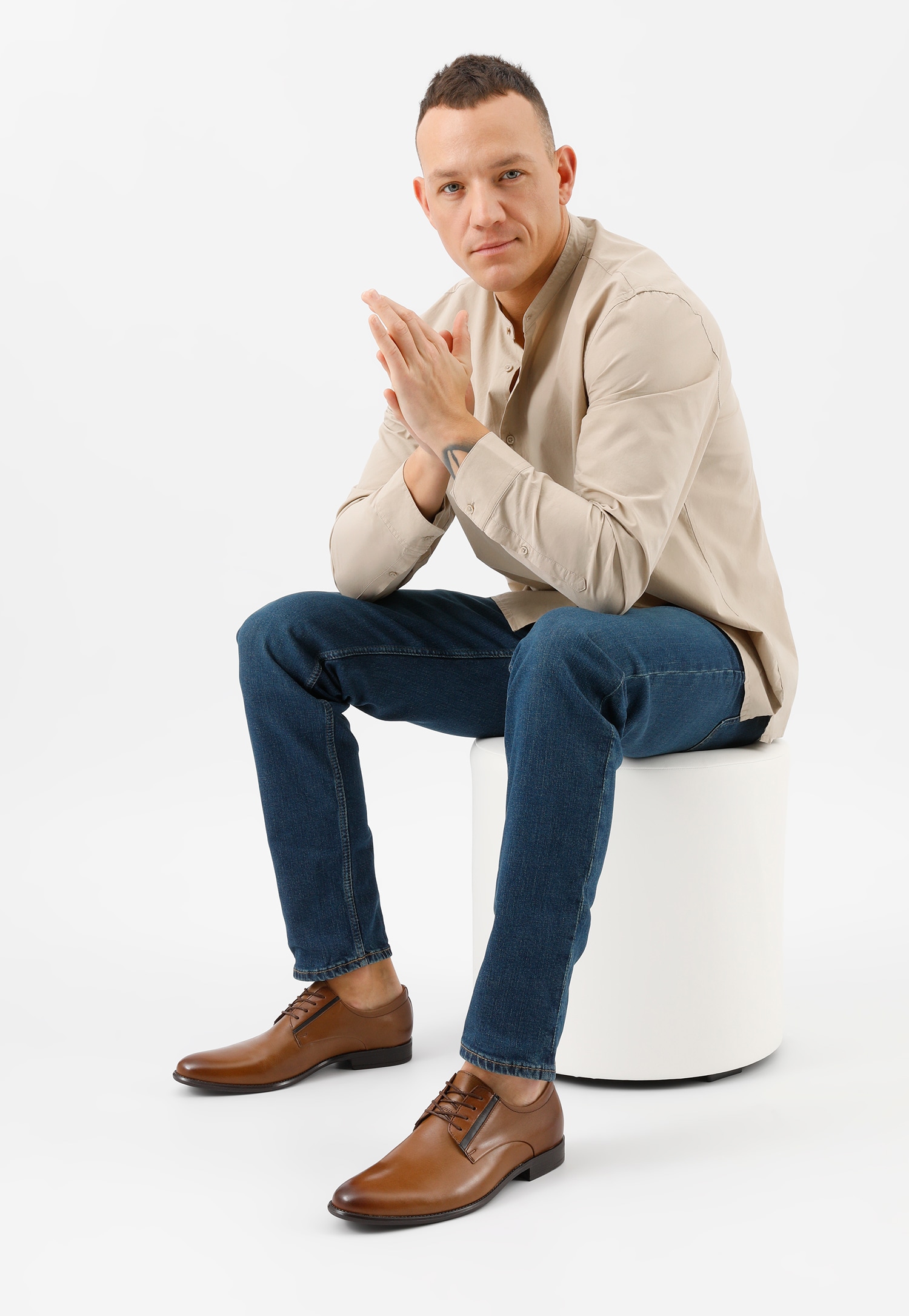 Jasnobrązowe sznurowane półbuty męskie z ciemniejszymi wstawkami