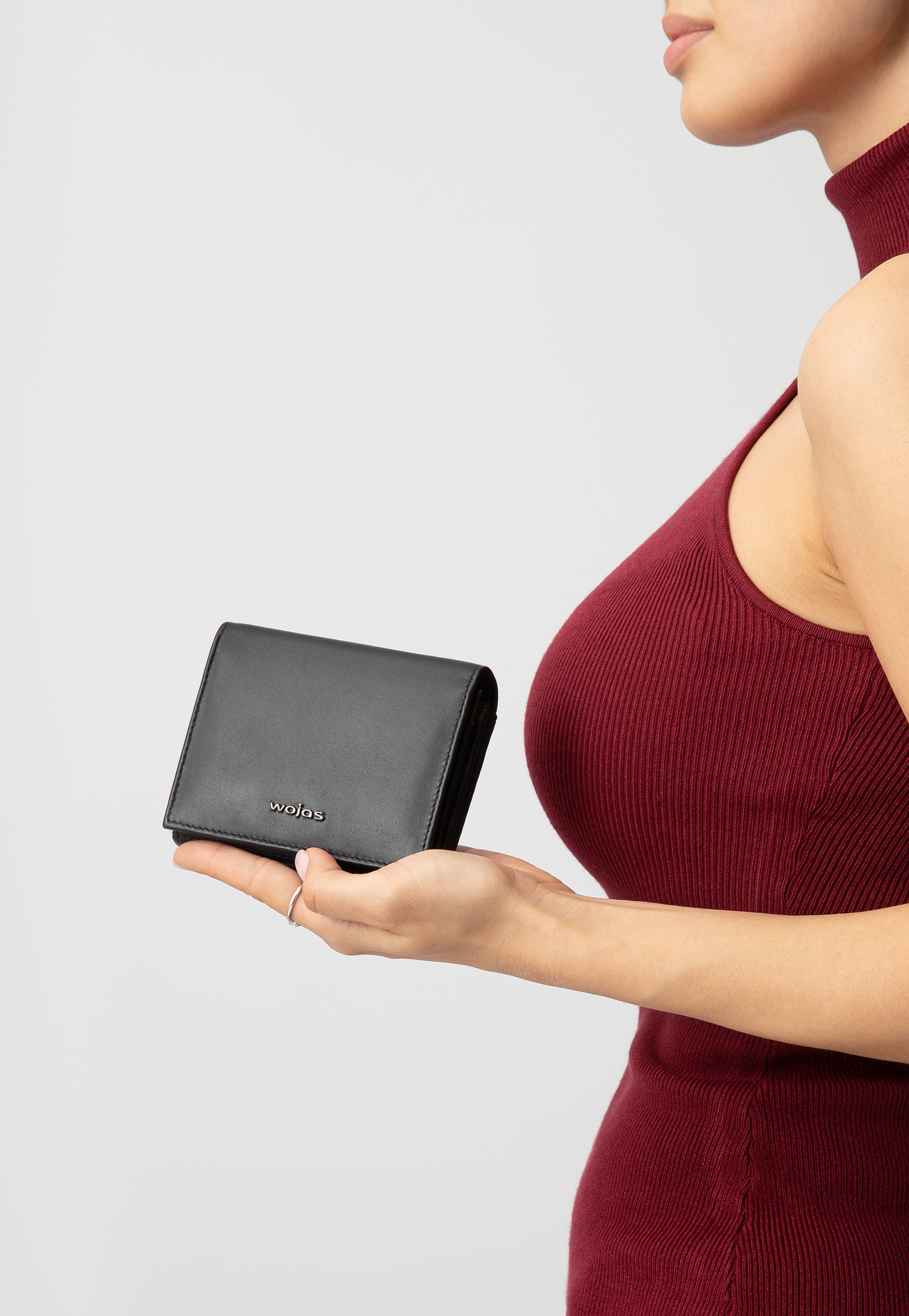 Czarny klasyczny portfel damski ze skóry licowej