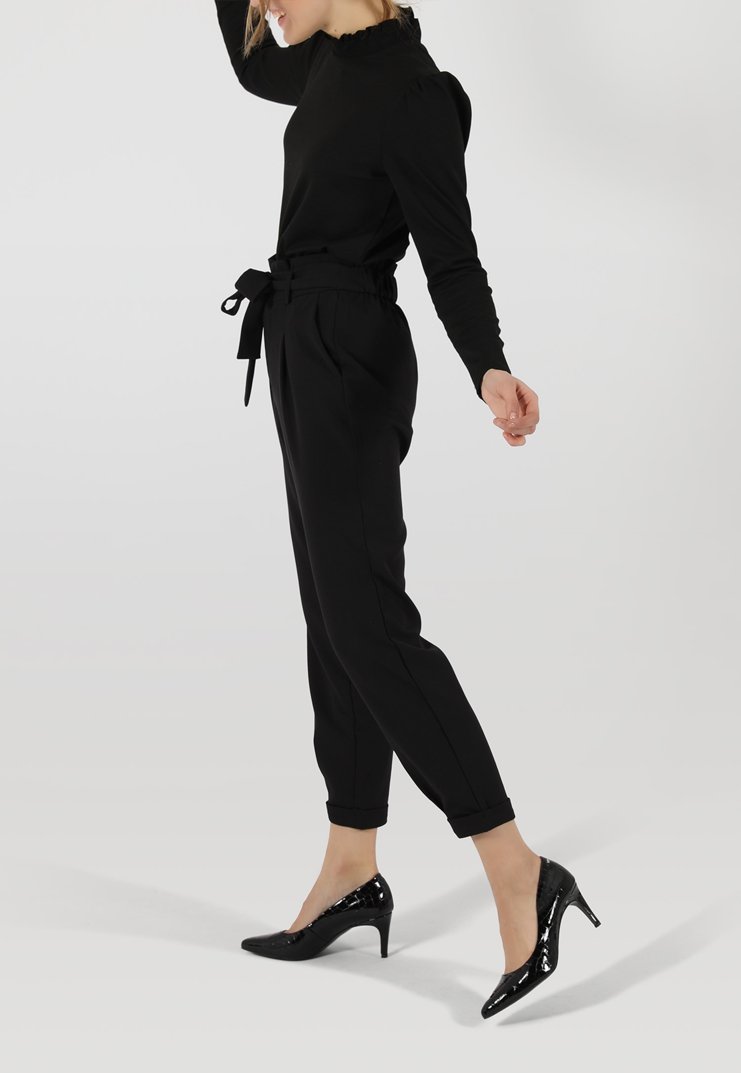 Czarne lakierowane czółenka damskie z tłoczeniem