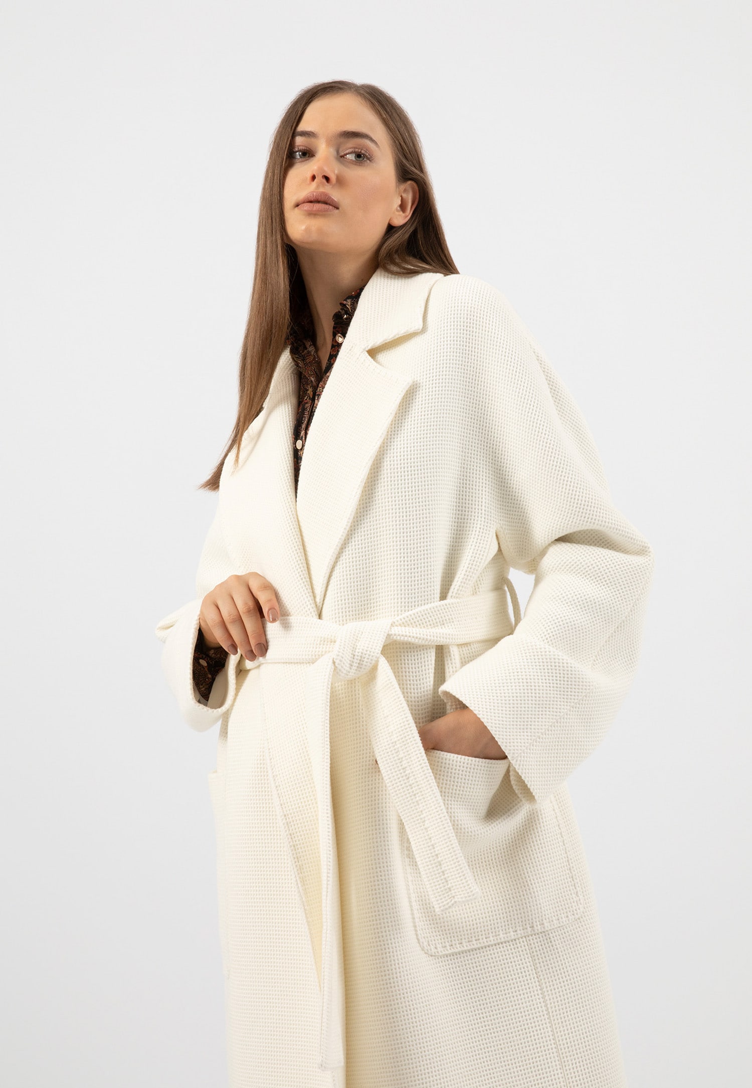 RELAKS płaszcz damski ecru z oryginalną teksturą