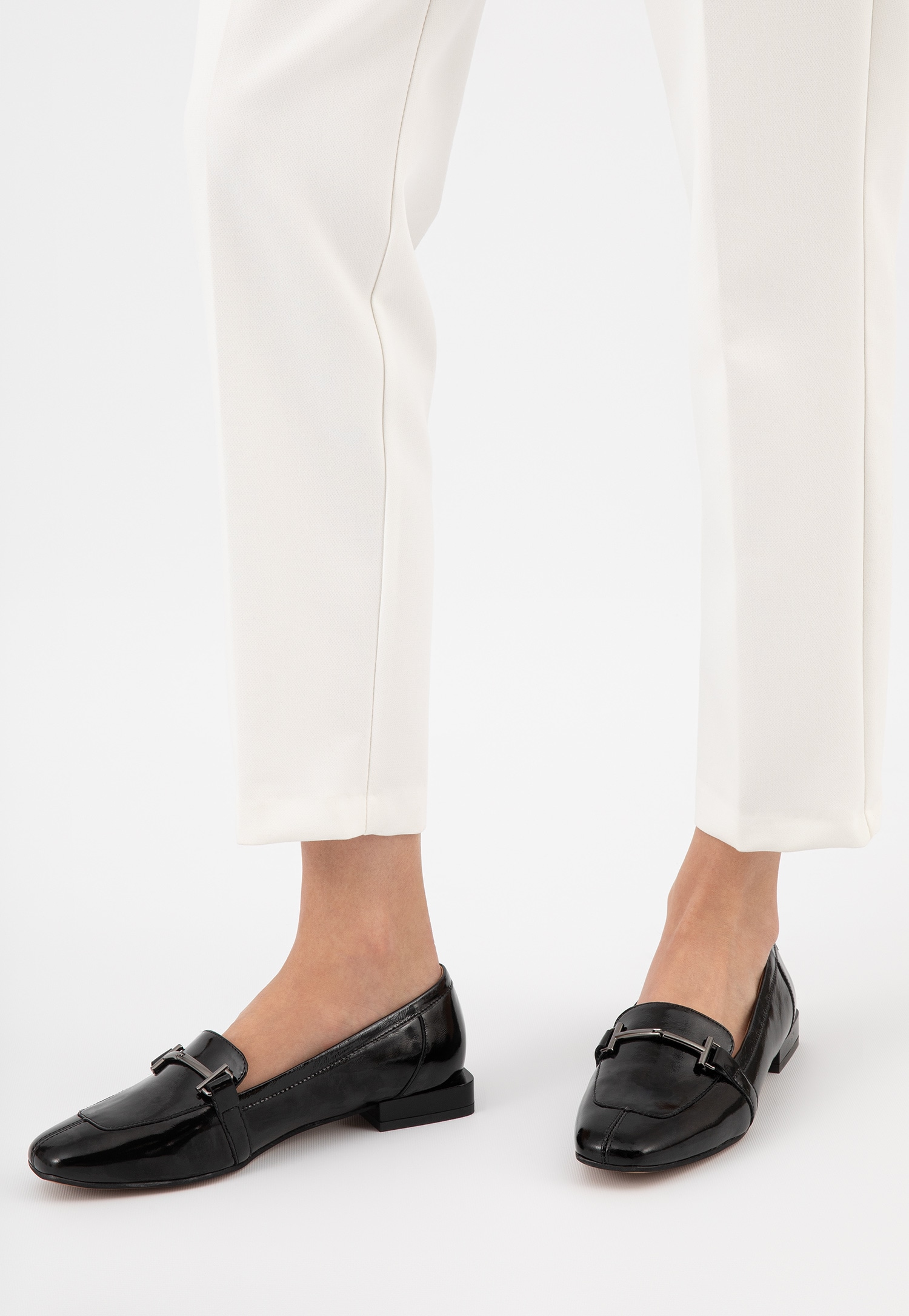 Czarne lakierowane mokasyny damskie na płaskiej podeszwie