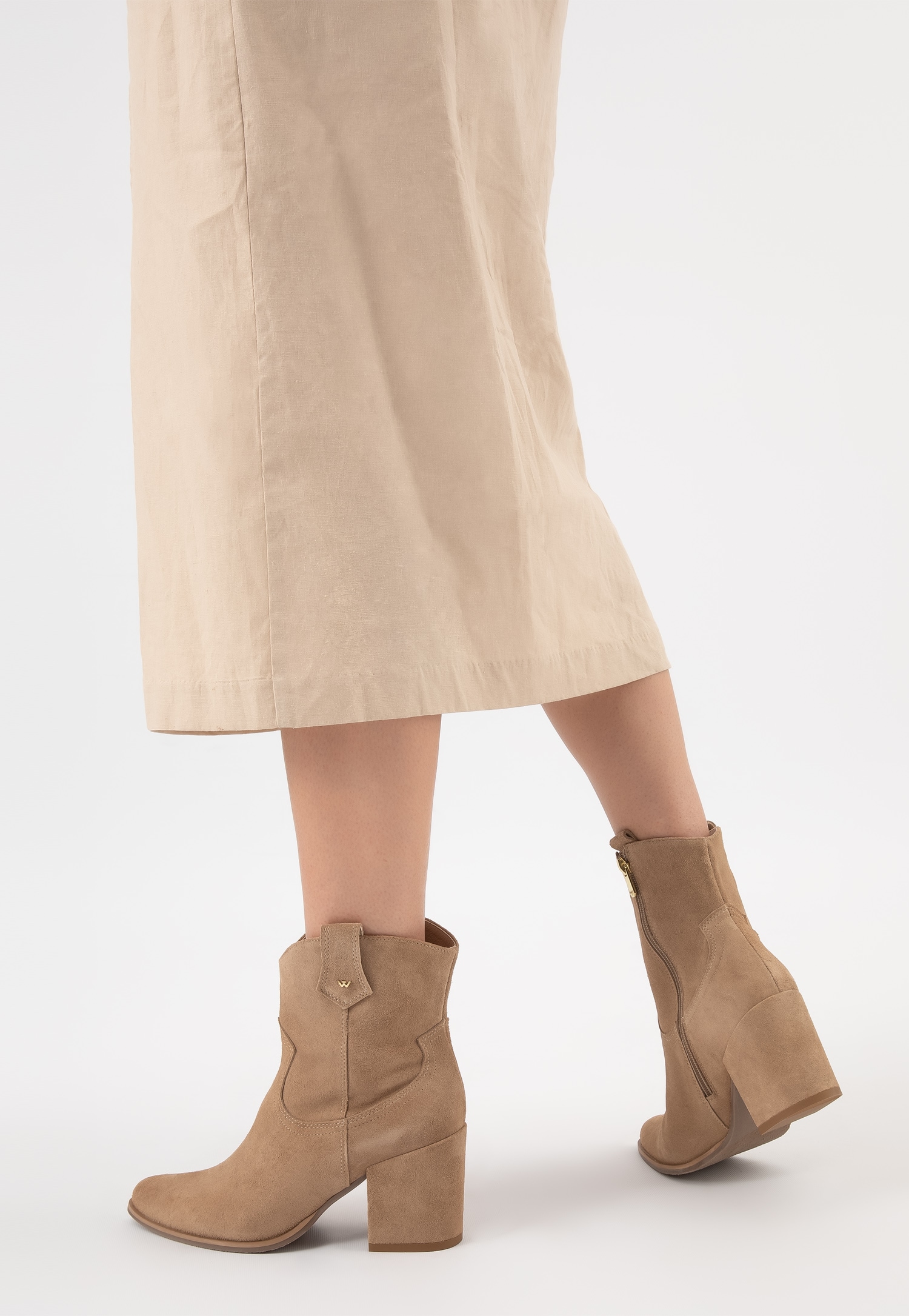 Czarne kowbojki damskie z dwoiny welurowej na obcasie