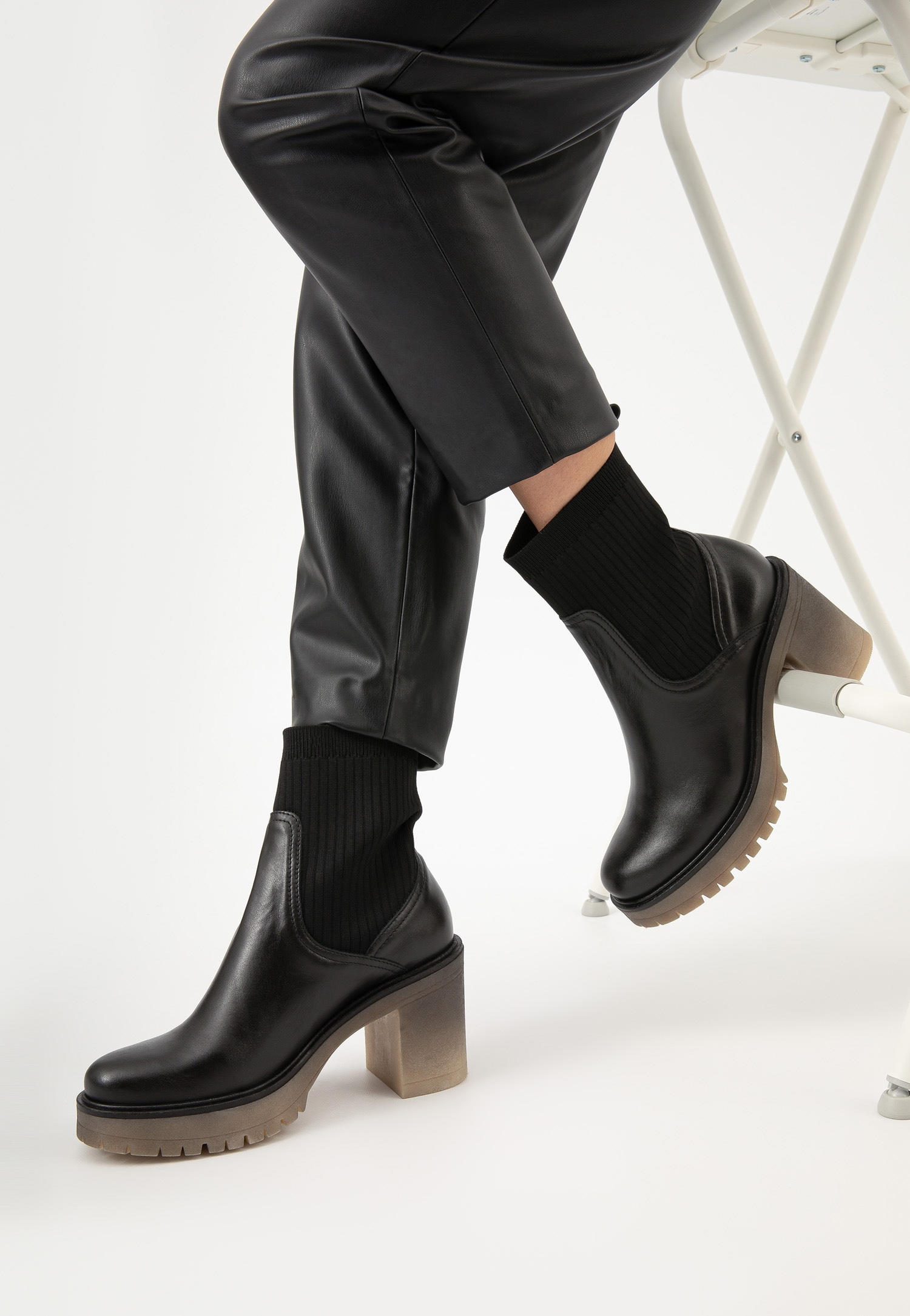 Czarne botki damskie na obcasie z cieniowaną podeszwą