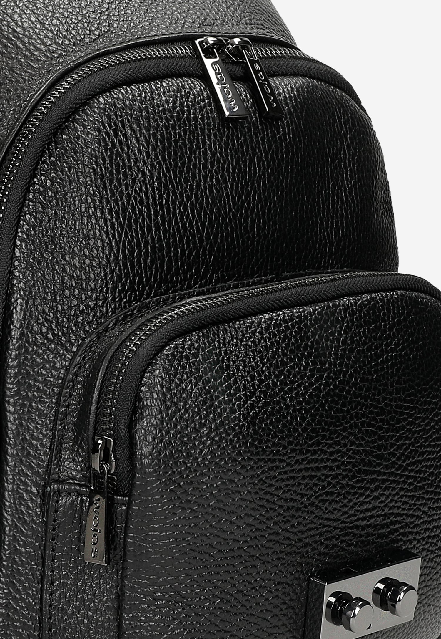 Czarny plecak damski z ciemnymi metalowymi elementami