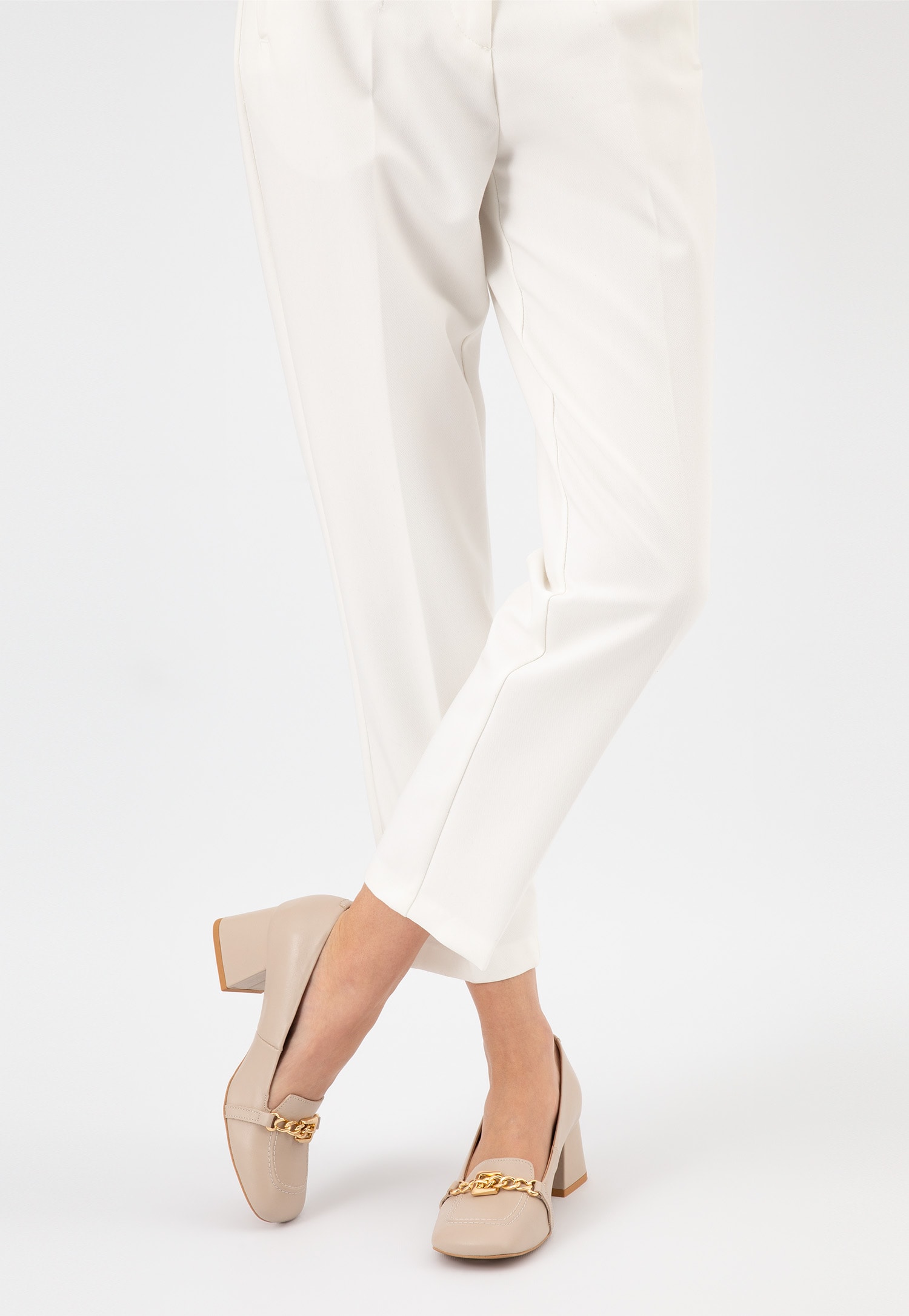 Eleganckie beżowe mokasyny damskie na obcasie