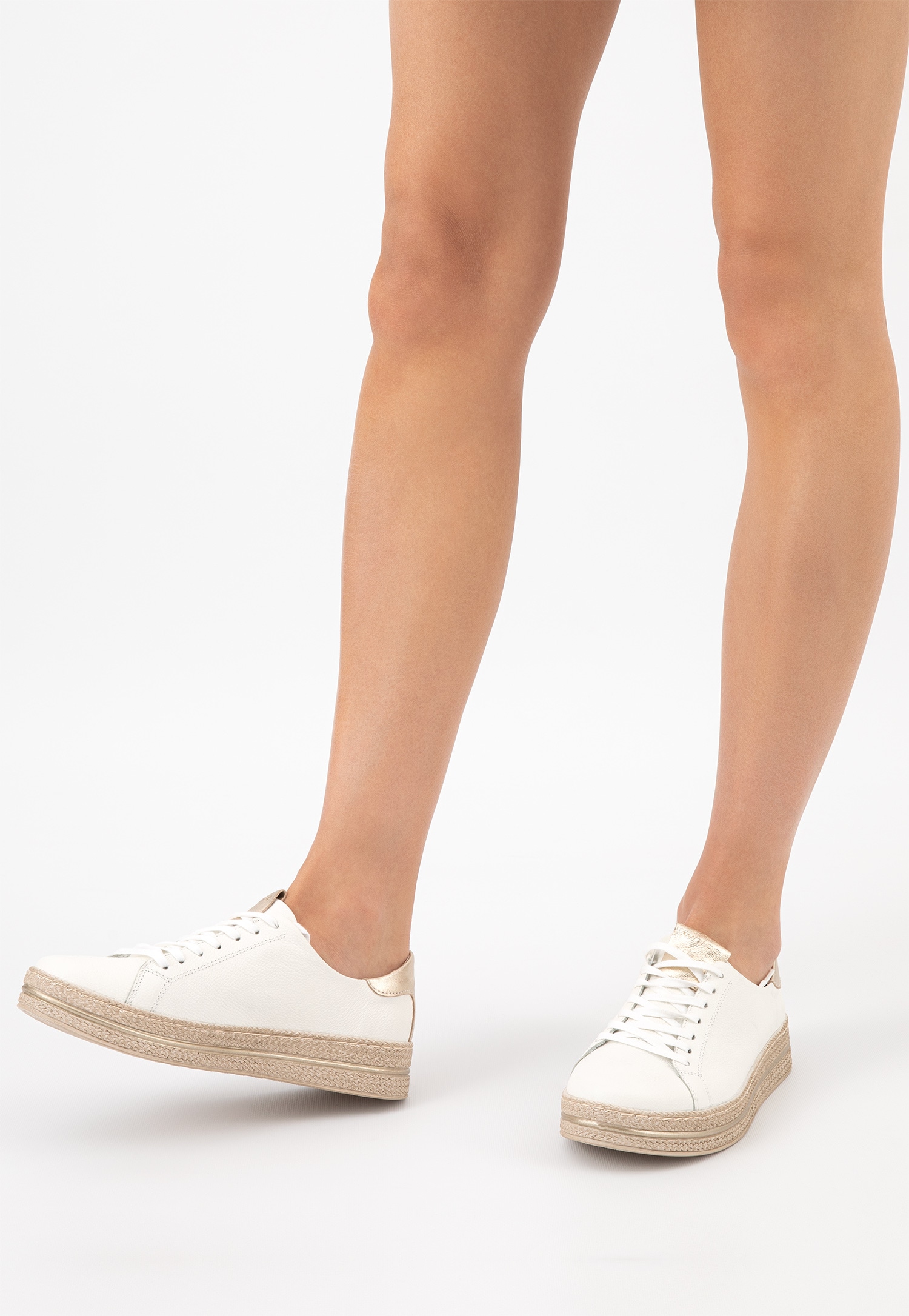 Białe półbuty damskie ze złotymi elementami i beżową podeszwą