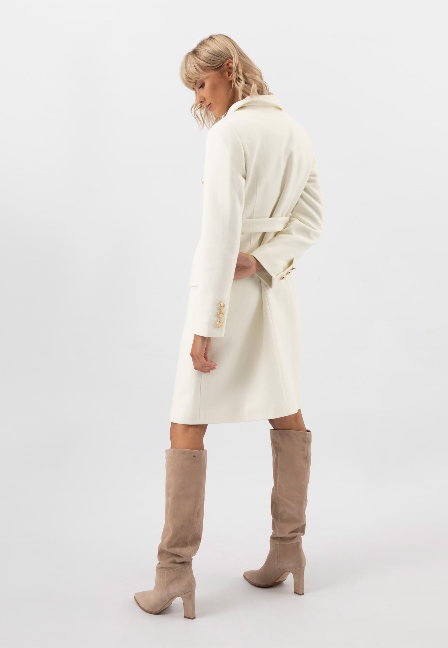 RELAKS czarny płaszcz damski ze złotymi guzikami