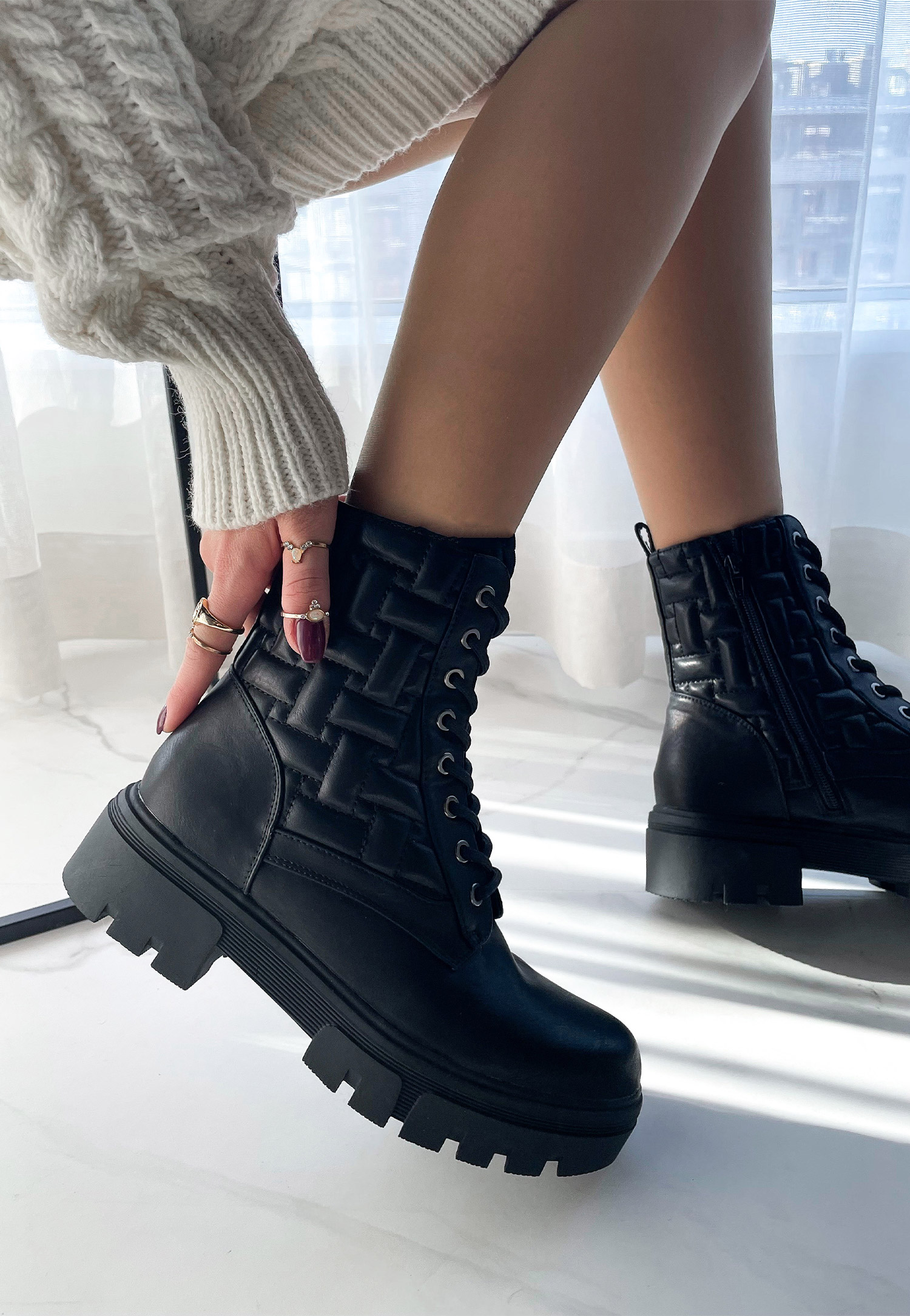 WJS czarne trzewiki damskie z oryginalnym pikowaniem