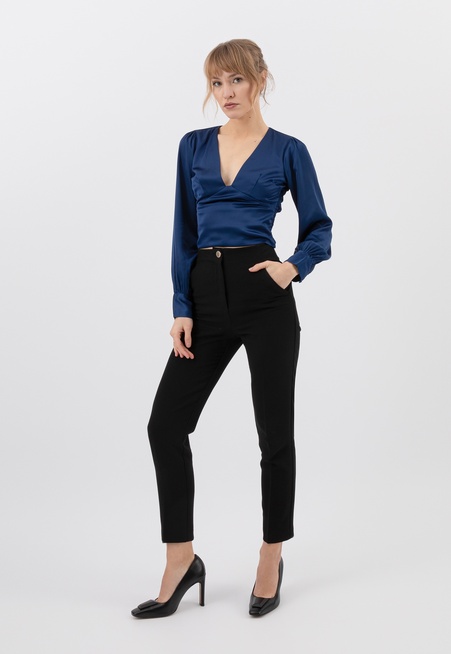 Czarne czółenka wieczorowe z ozdobą na przodzie