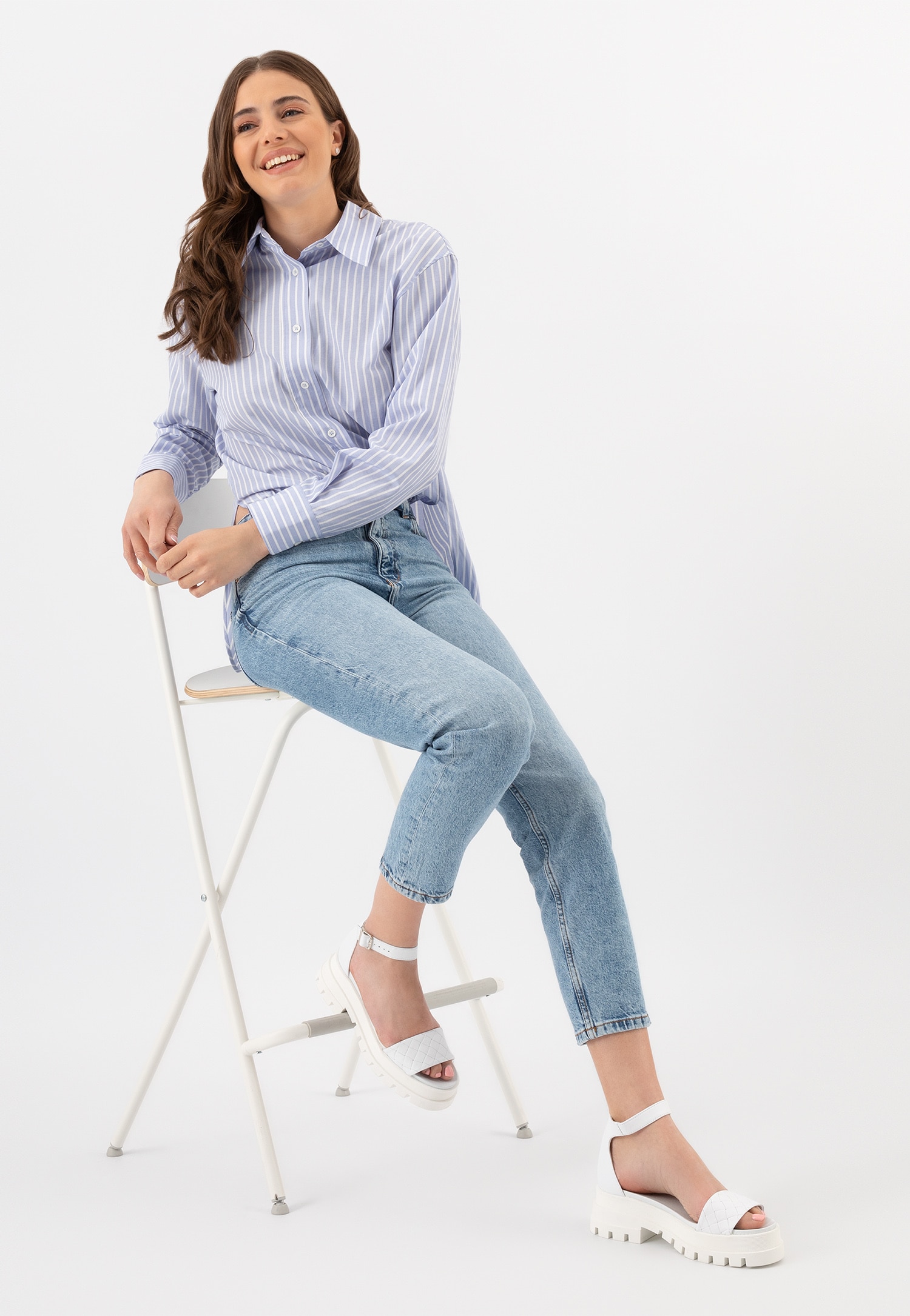 Białe sandały damskie z pikowanym paskiem