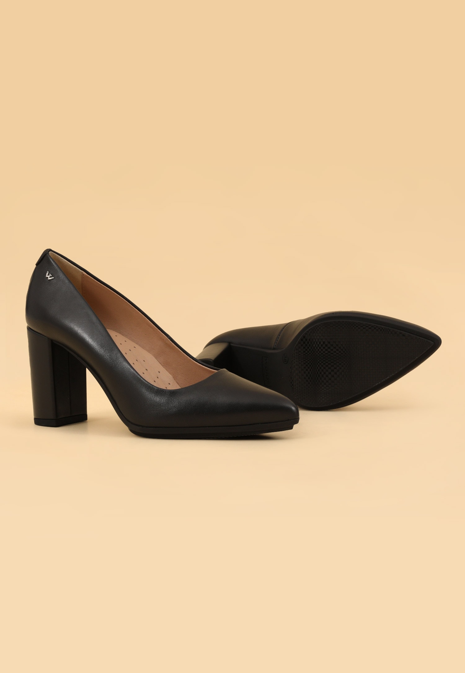 Czarne czółenka na słupku