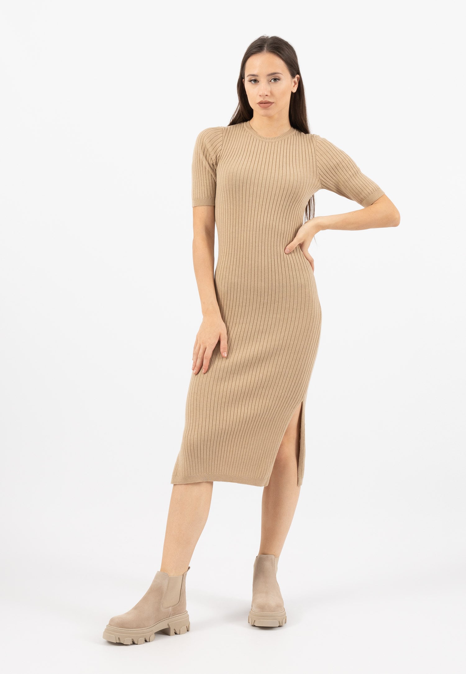 Beżowe botki damskie typu sztyblety z ciekawym bieżnikiem