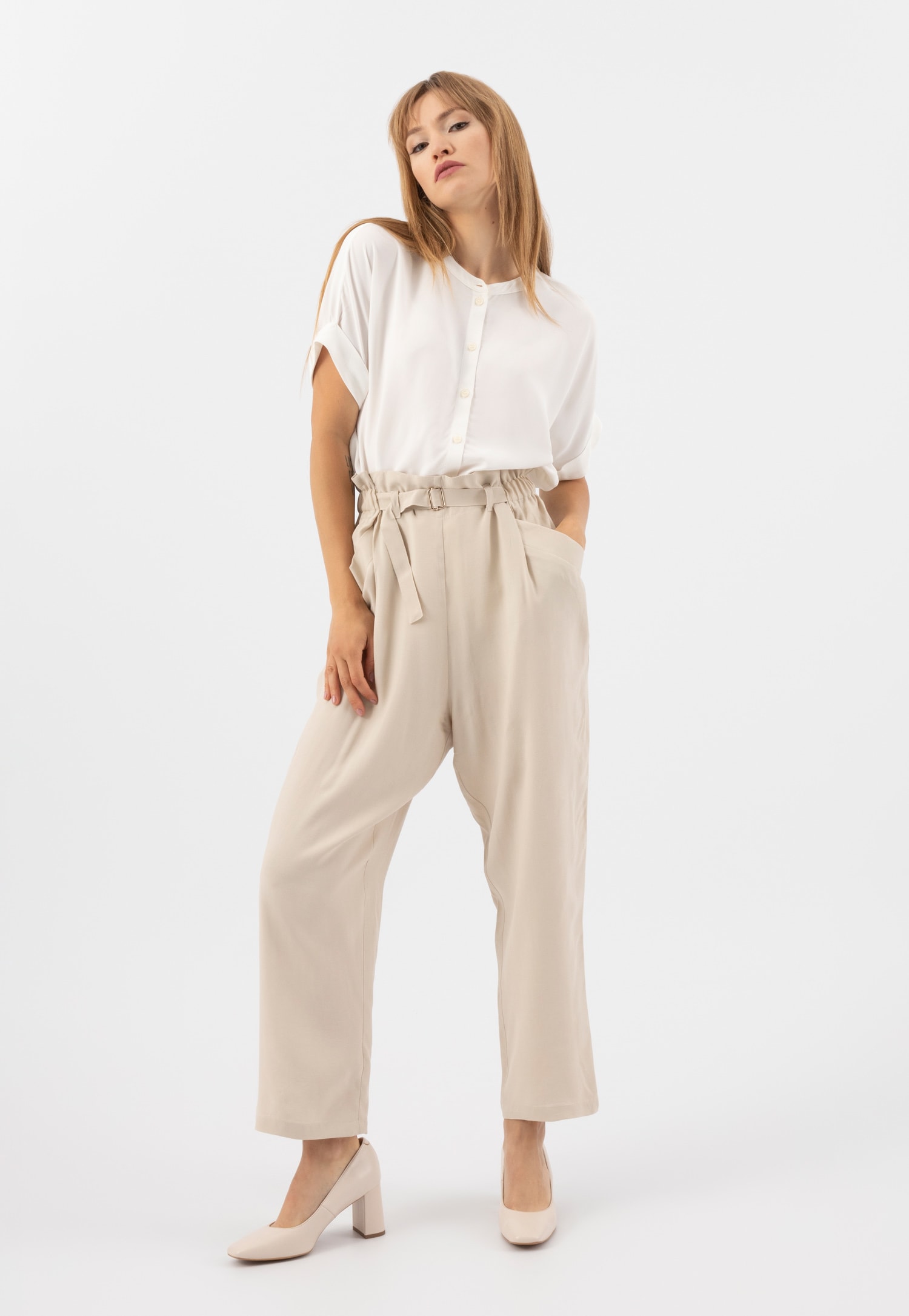 Delikatne czółenka damskie na słupku w kolorze beżowym