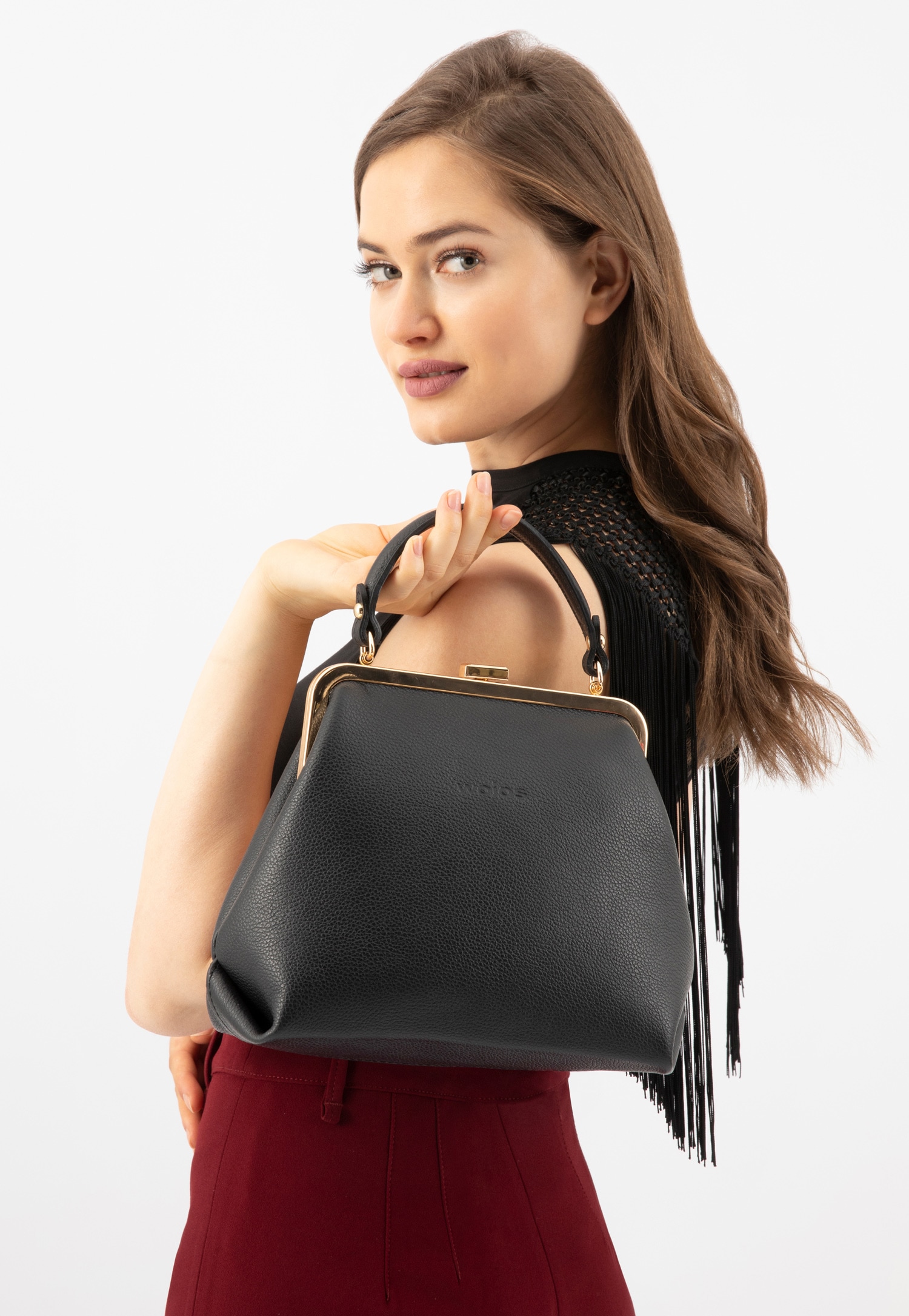 Beżowa torebka damska typu frame bag ze złotymi metalowymi elementami