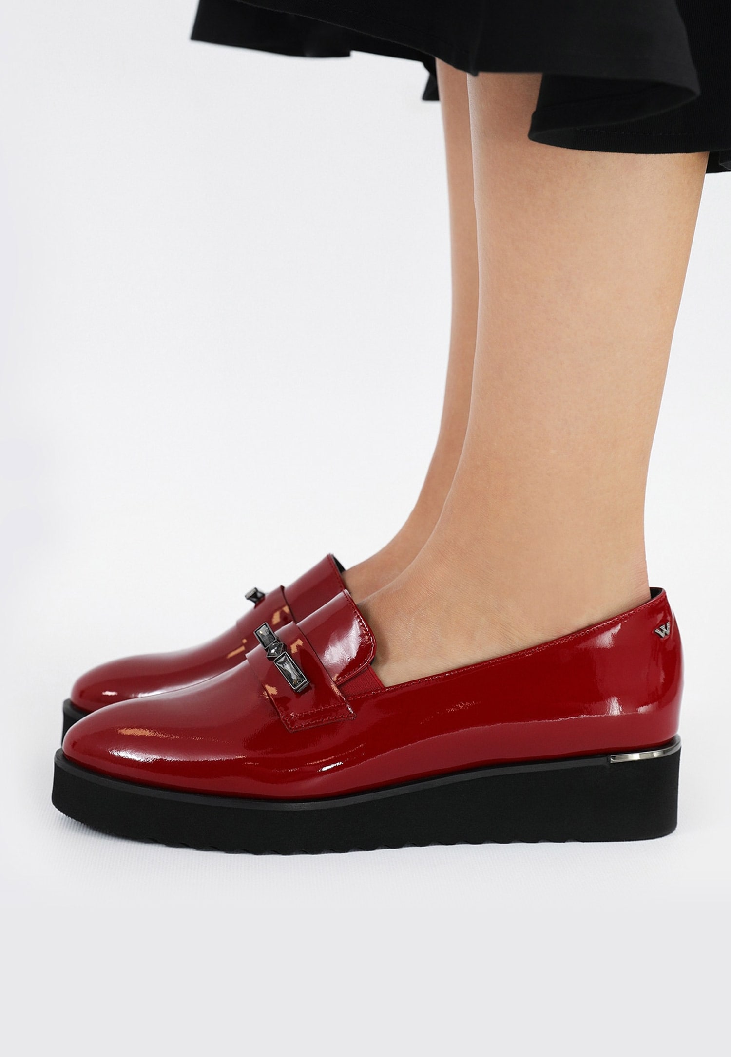 Czarne loafersy damskie ze skóry lakierowanej