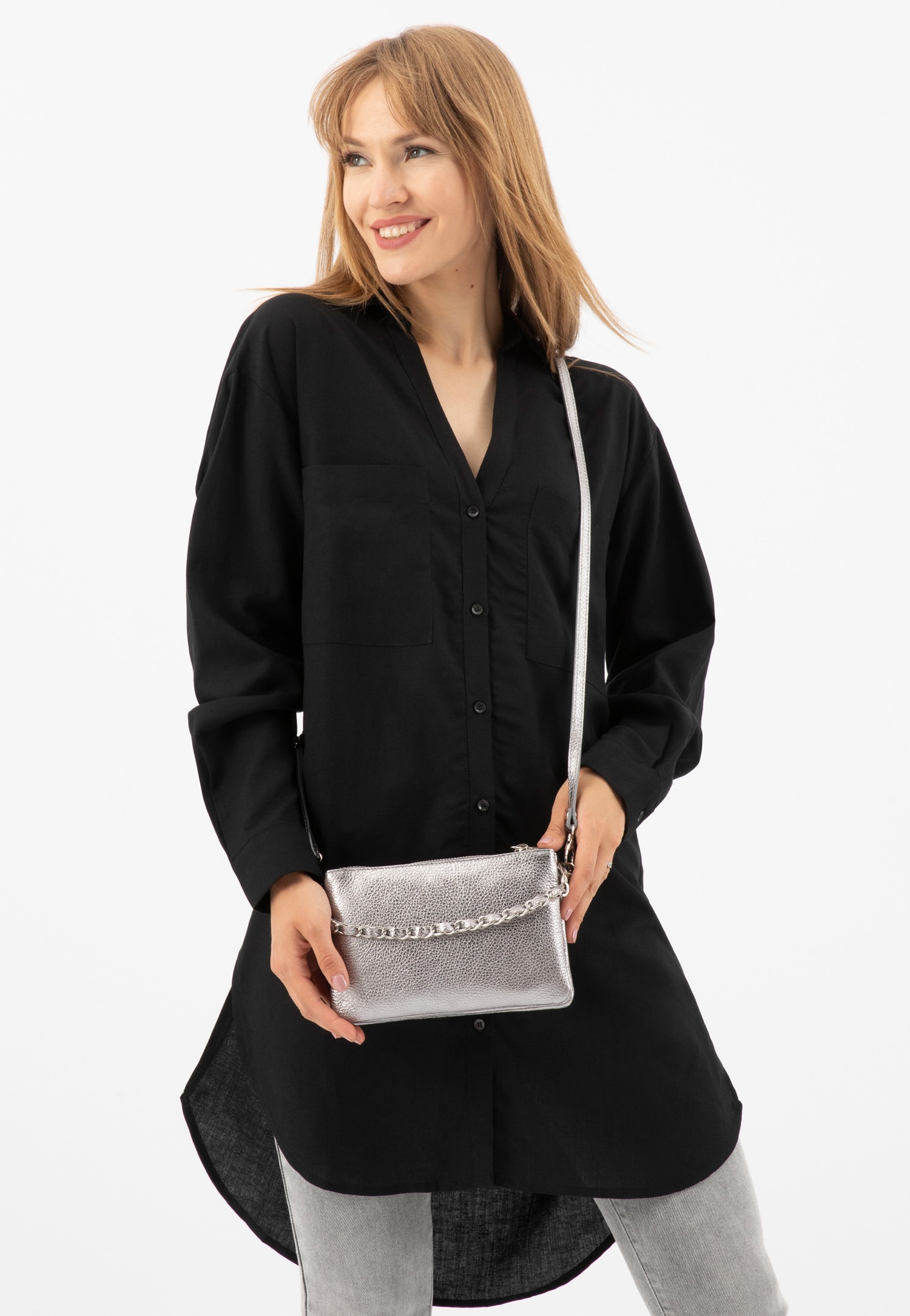 Mała złota torebka damska z ozdobnym łańcuszkiem