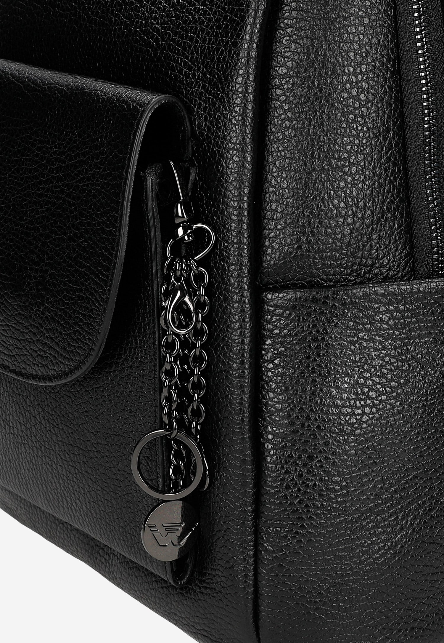 Czarny skórzany plecak damski ze srebrnymi zamkami