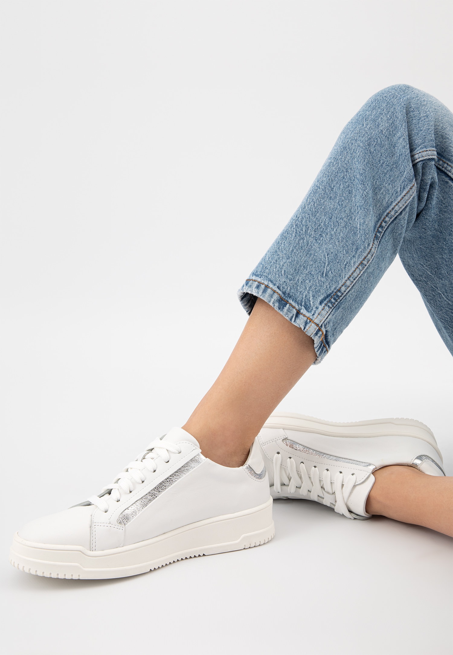 Białe trampki damskie z ozdobnymi srebrnymi elementami