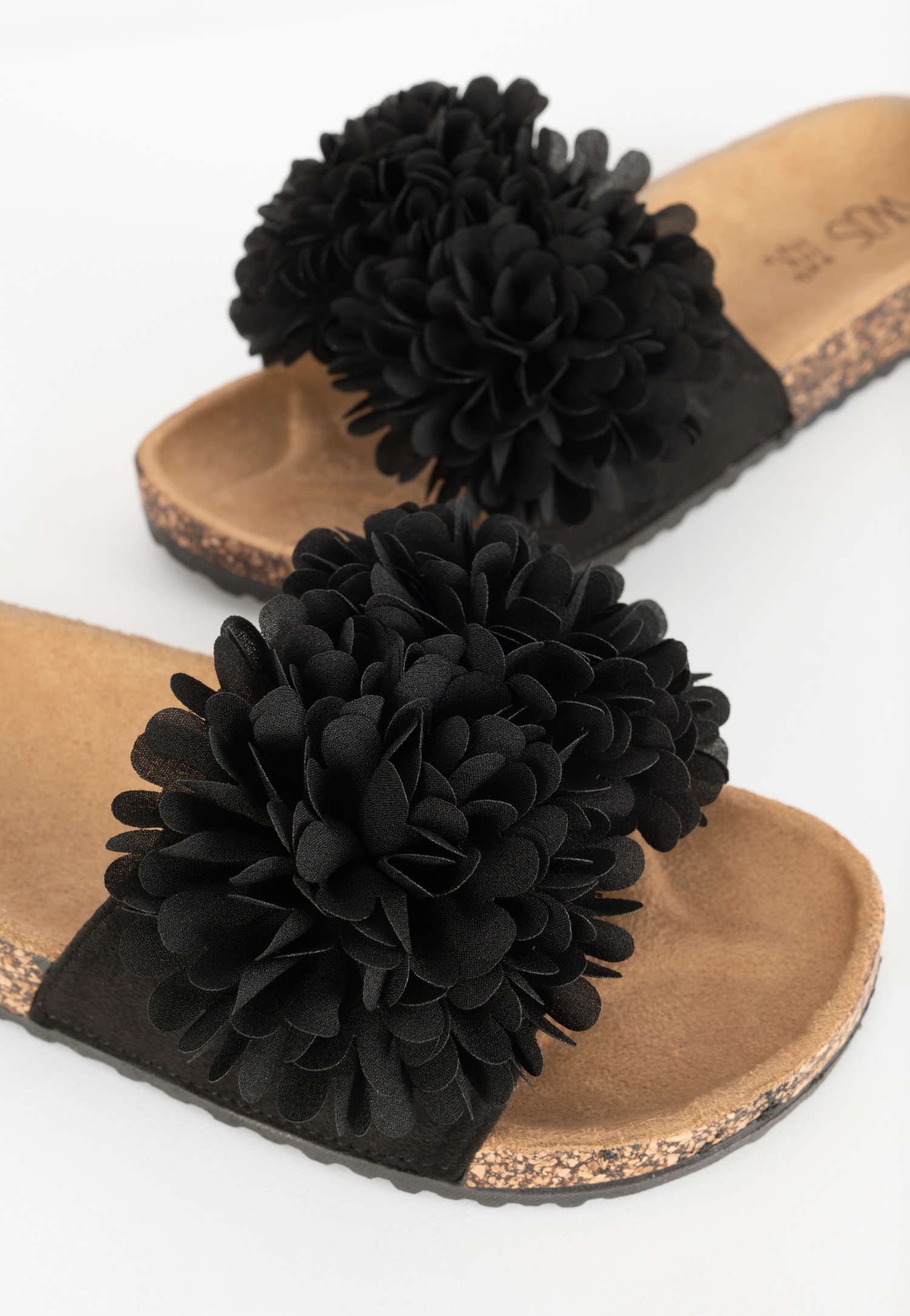 WJS czarne klapki damskie z ozdobą na pasku