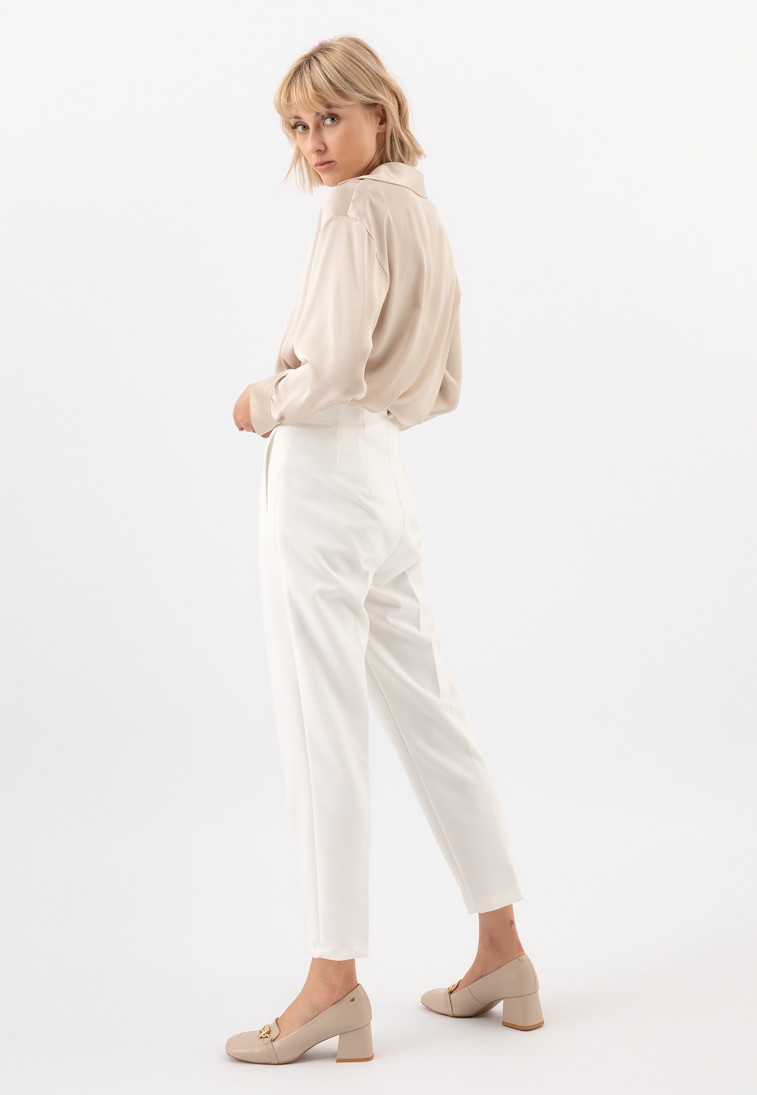 Eleganckie beżowe mokasyny damskie na obcasie