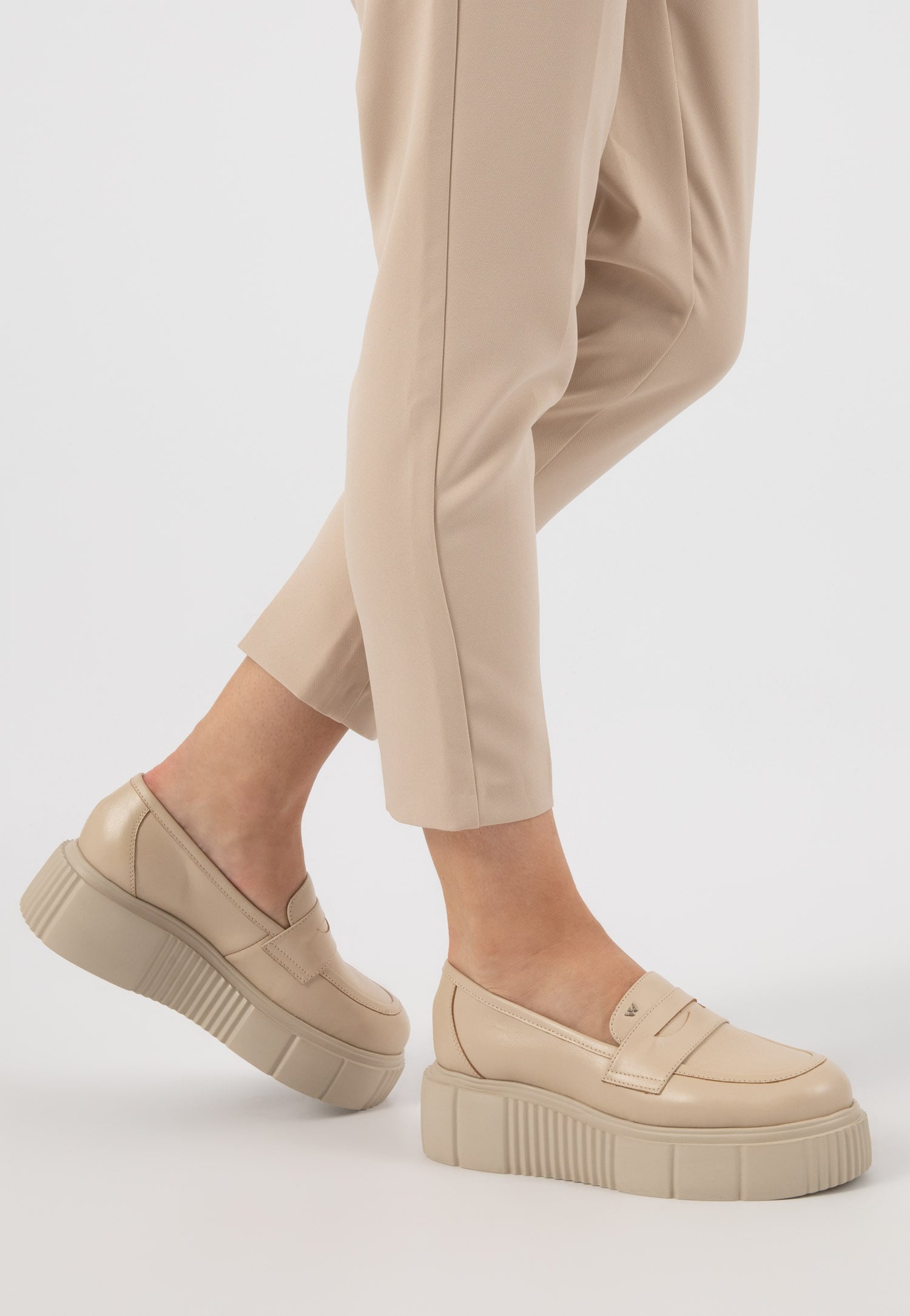 Beżowe mokasyny damskie na platformie
