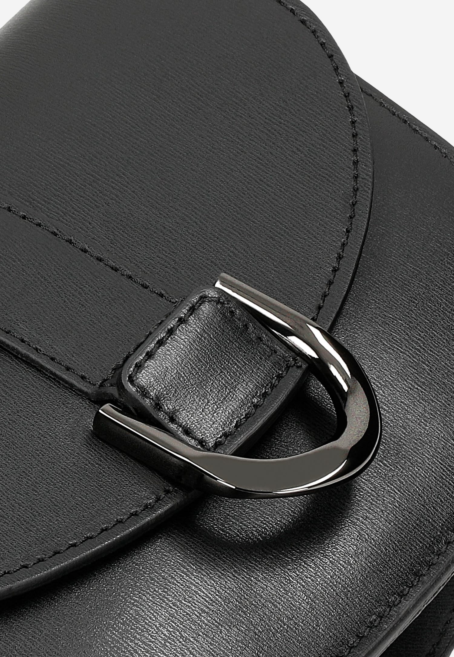 Mała skórzana torebka damska w kolorze czarnym