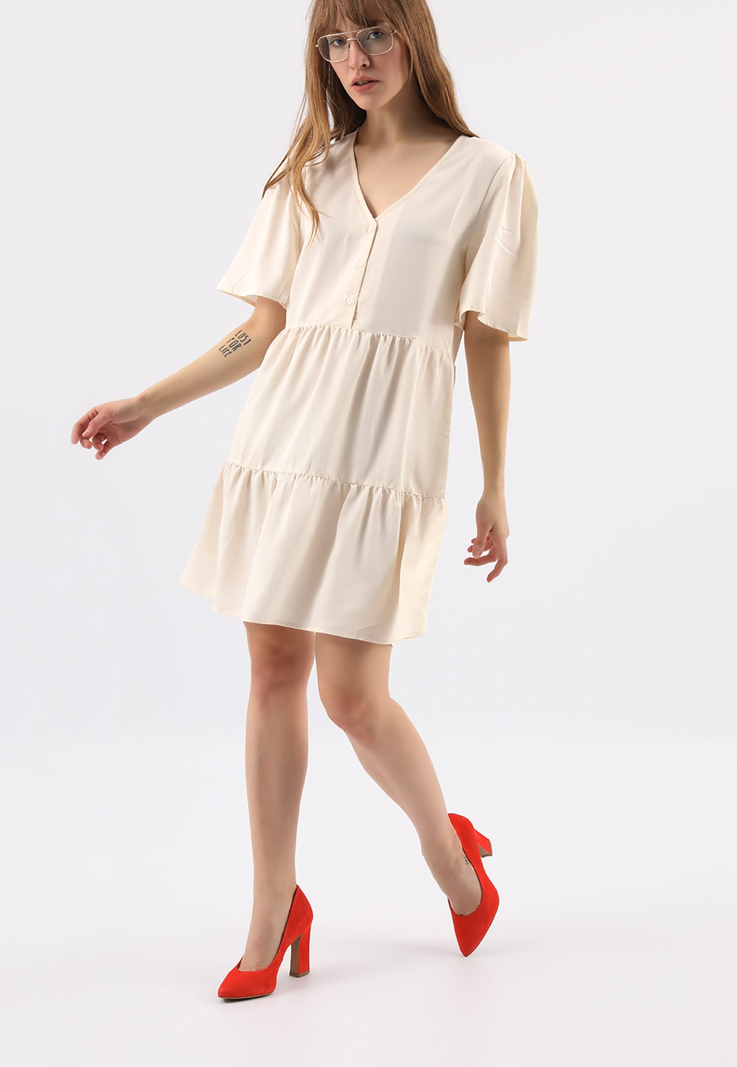 Eleganckie beżowe czółenka na słupku