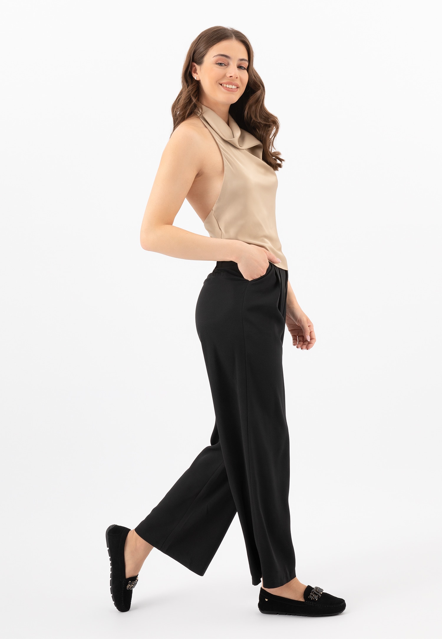 Beżowe mokasyny damskie z ozdobnymi kryształami