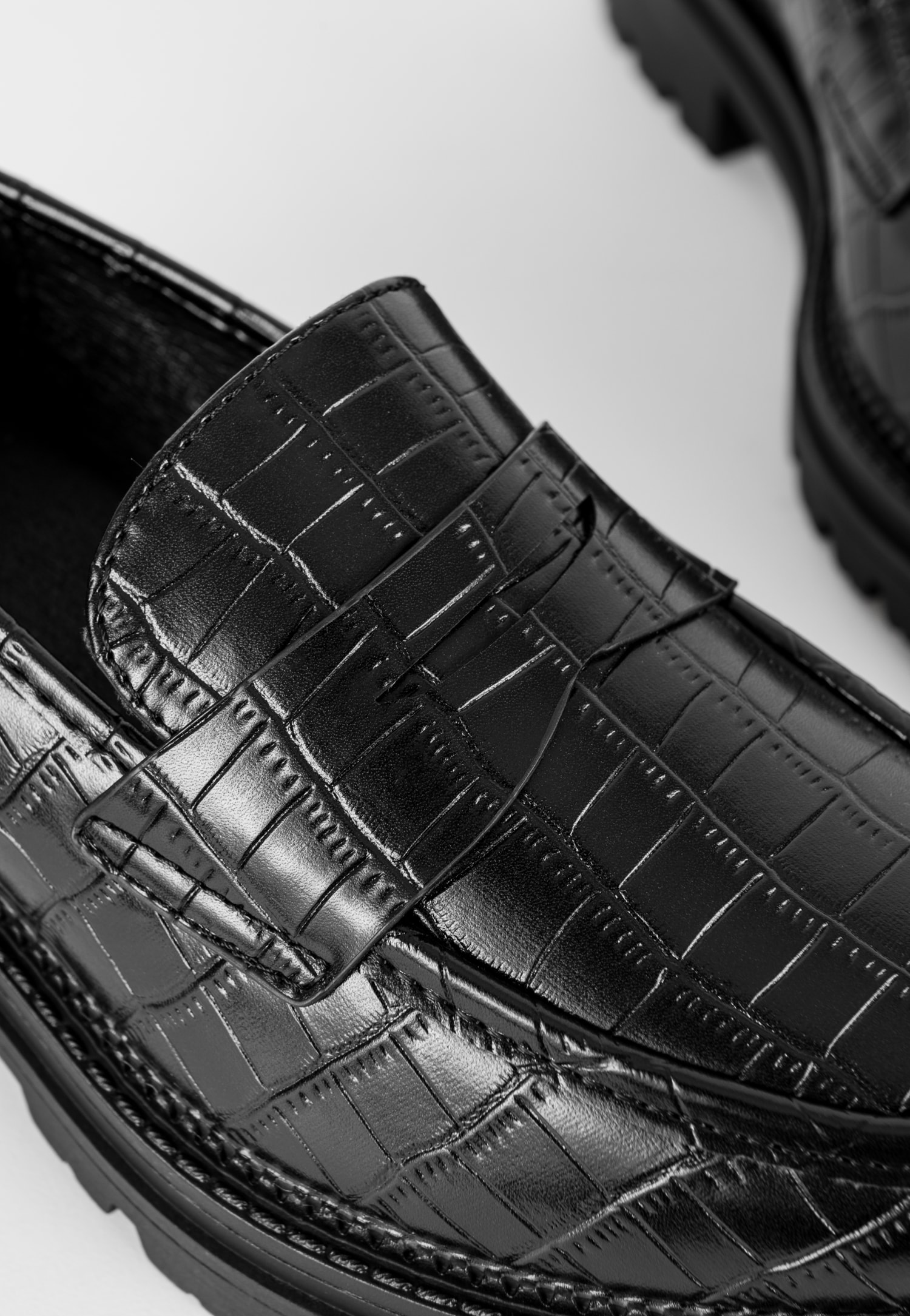 WJS czarne półbuty damskie typu mokasyny tłoczone