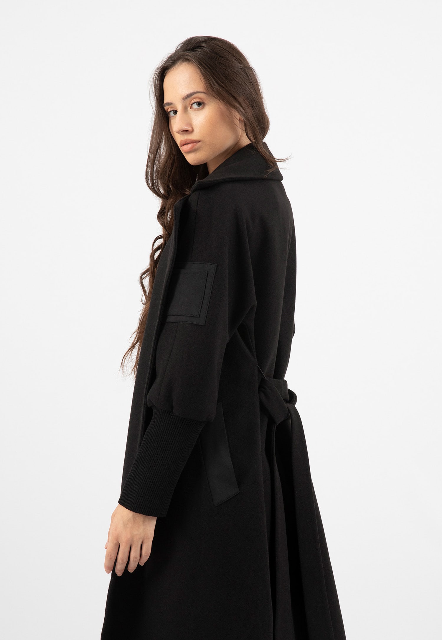 RELAKS czarny płaszcz damski z oryginalnymi rękawami