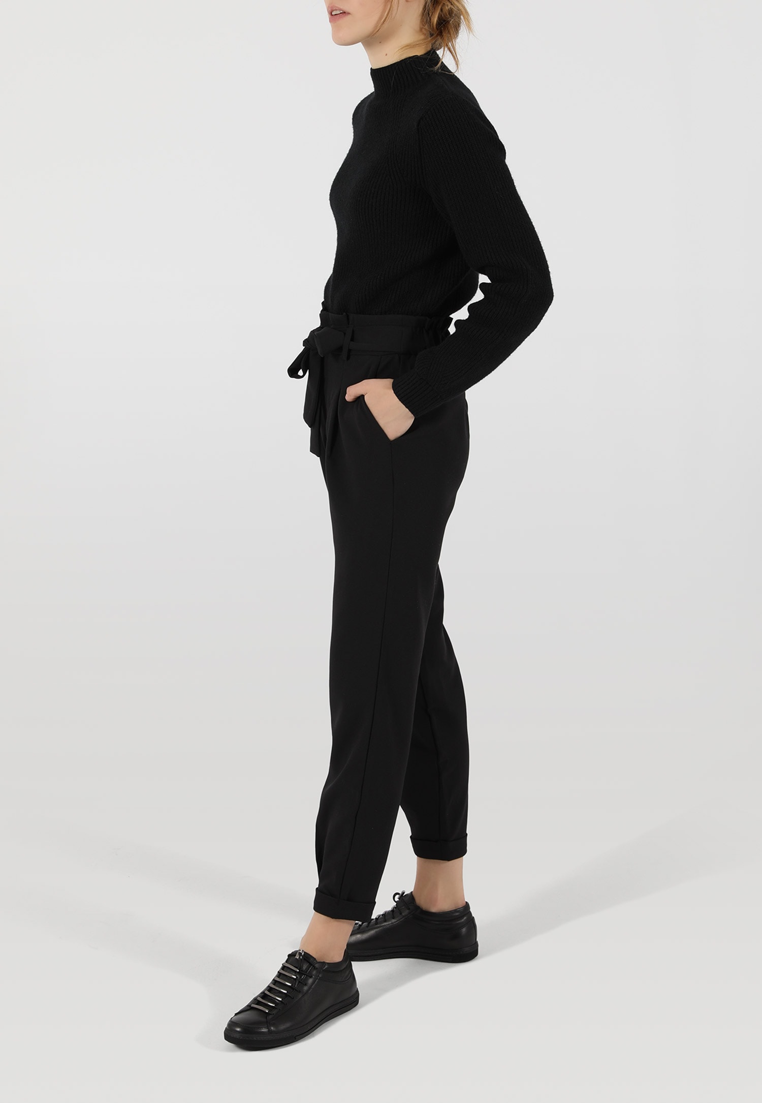 Czarne trampki damskie z metalowymi zdobieniami