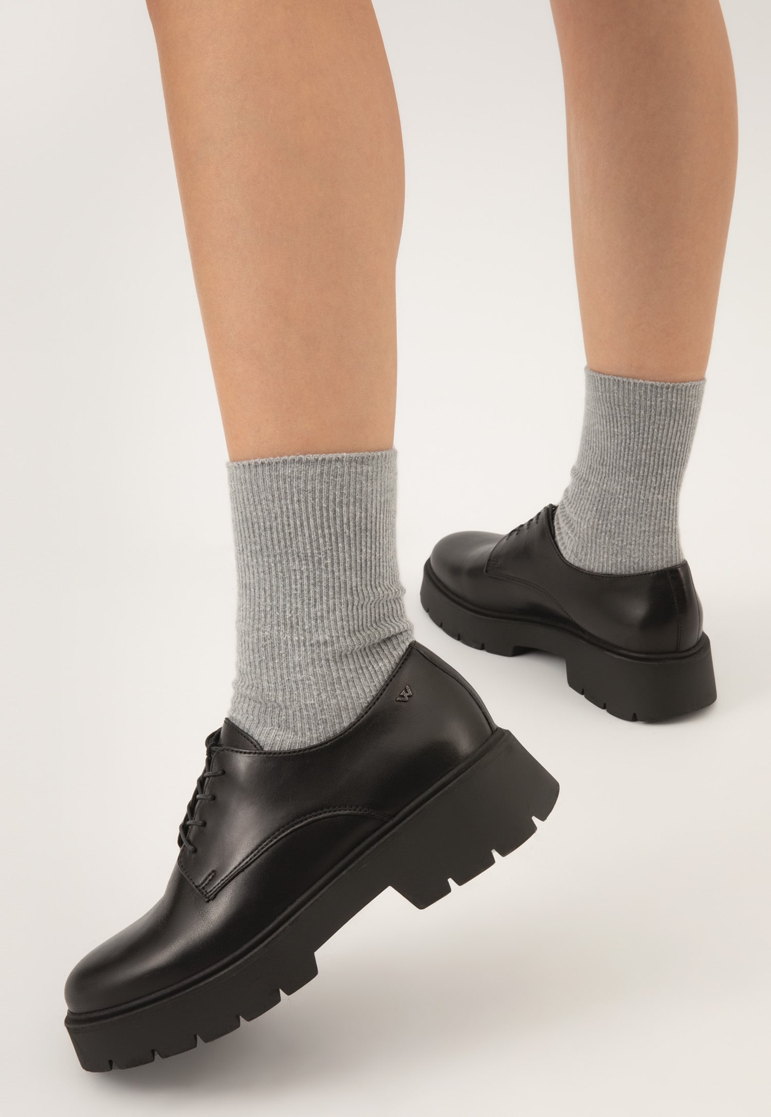 Czarne sznurowane półbuty damskie z gładkiej skóry licowej