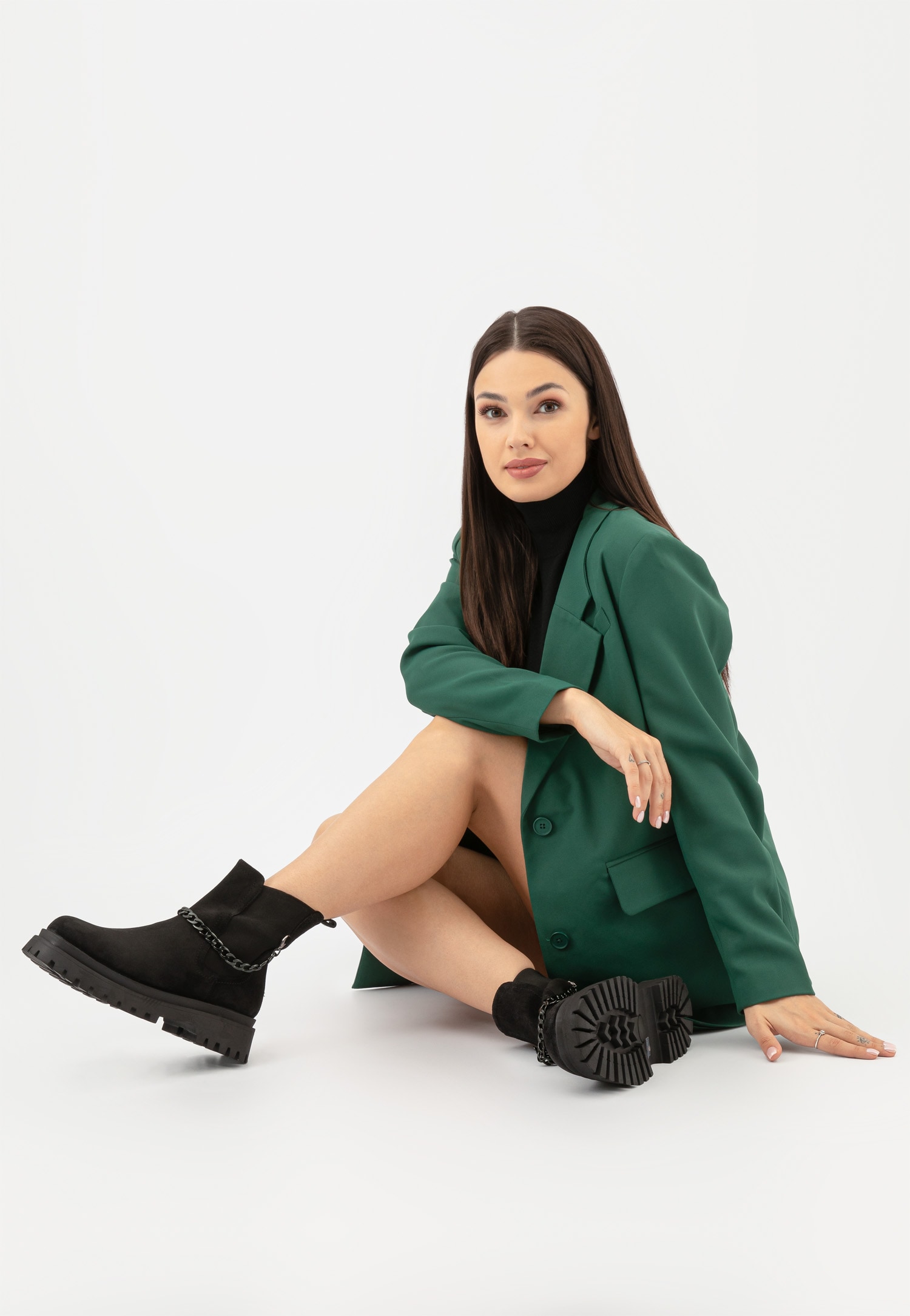 Beżowe botki damskie typu sztyblety ze złotym łańcuszkiem