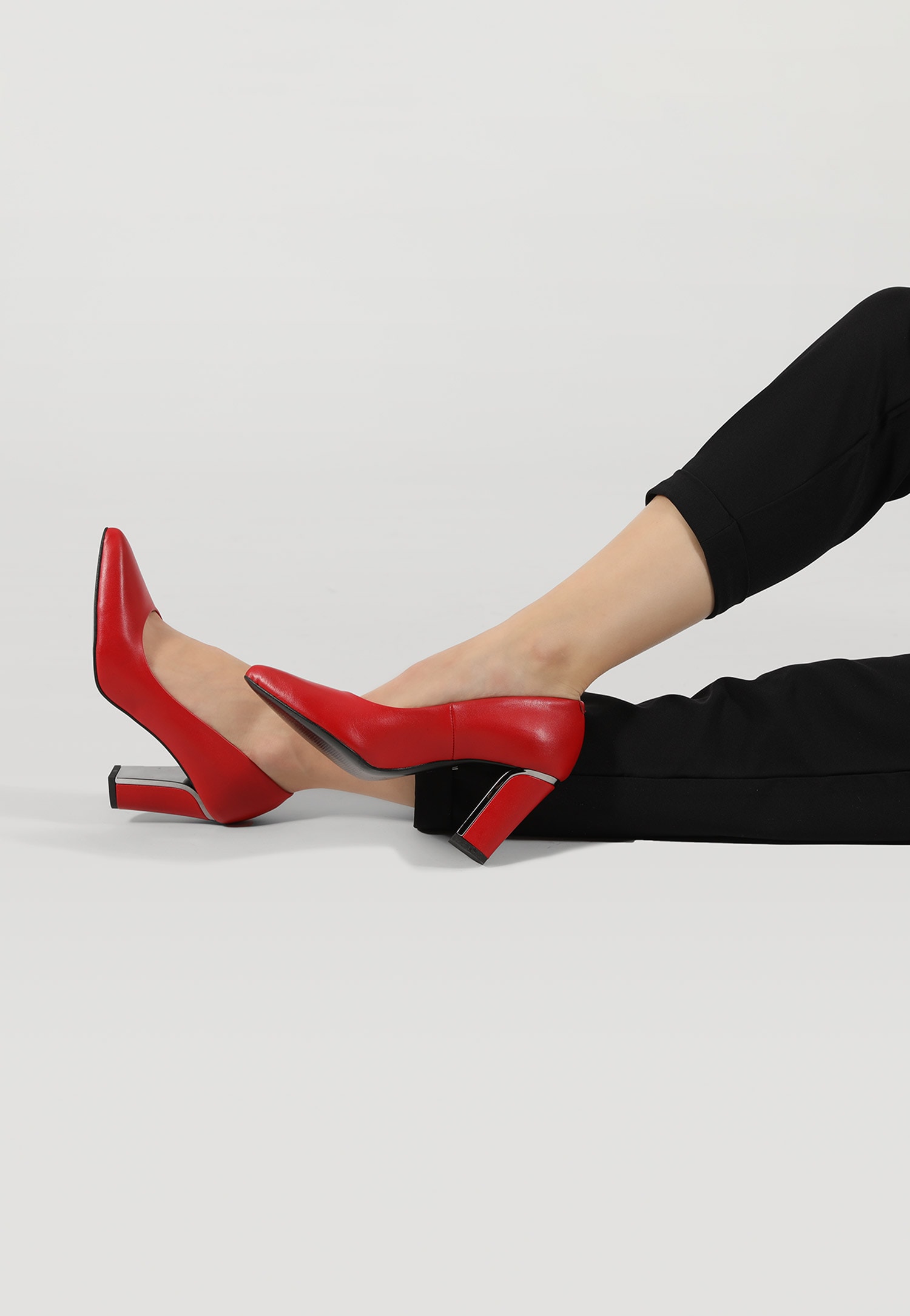 Czerwone czółenka damskie ze skóry licowej na ozdobnym obcasie