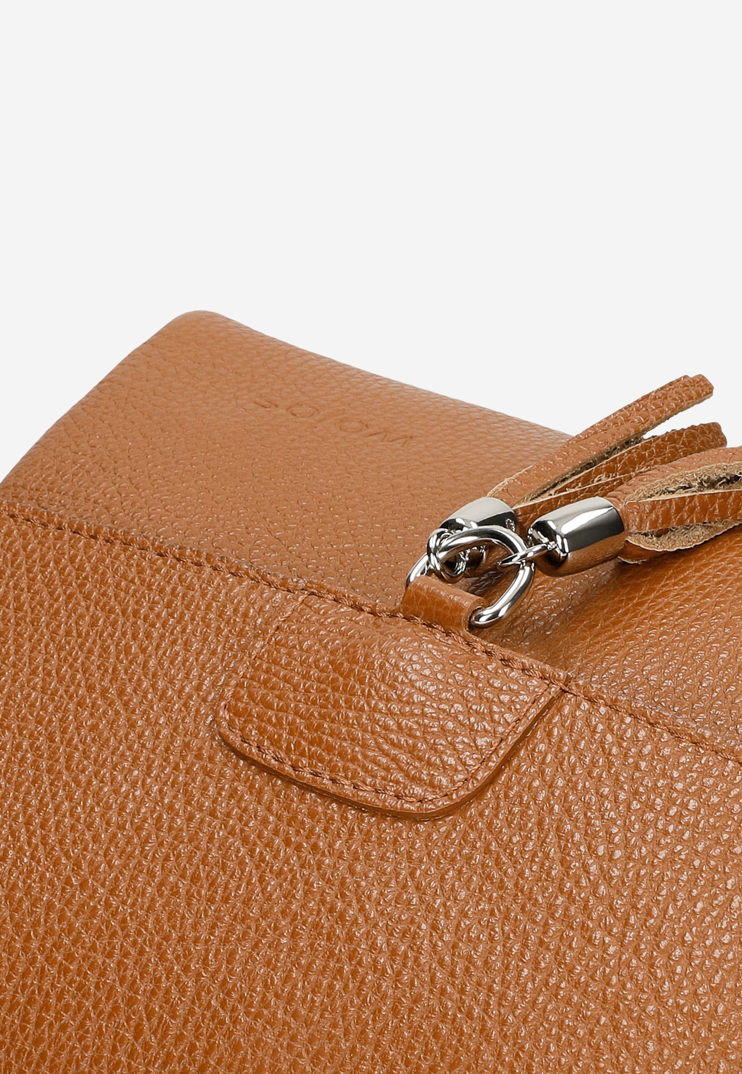 Skórzana torebka z ozdobnymi frędzelkami