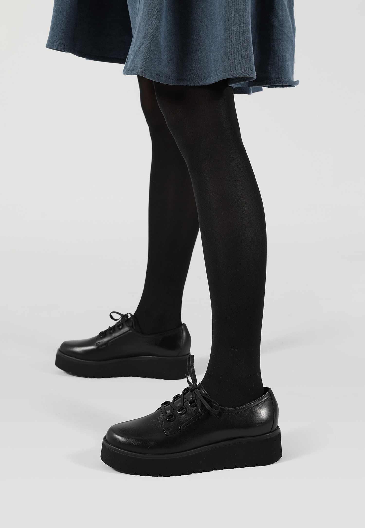 Czarne sznurowane półbuty damskie na wysokiej platformie