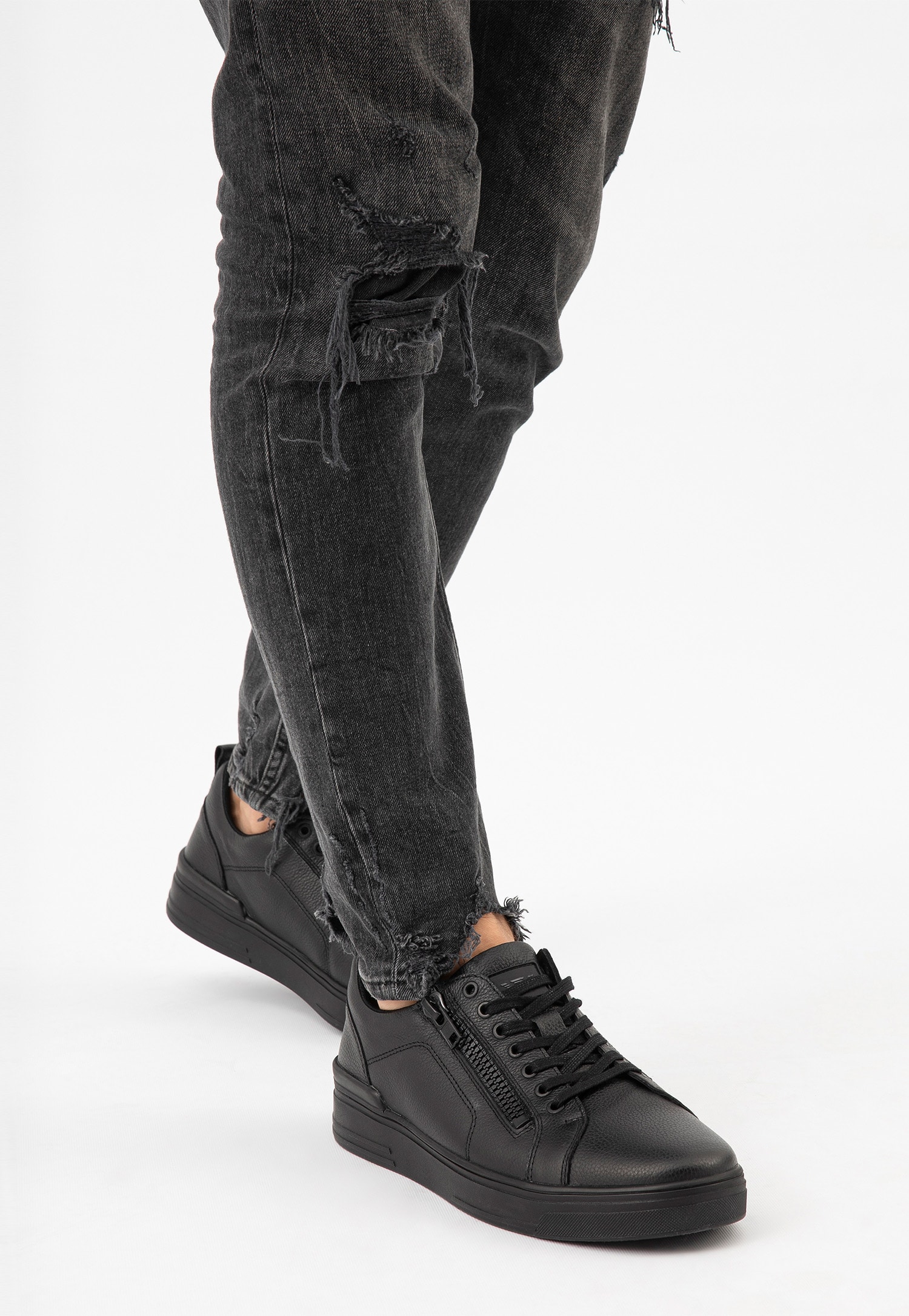 Ciemnobrązowe trampki męskie z ozdobnym zamkiem