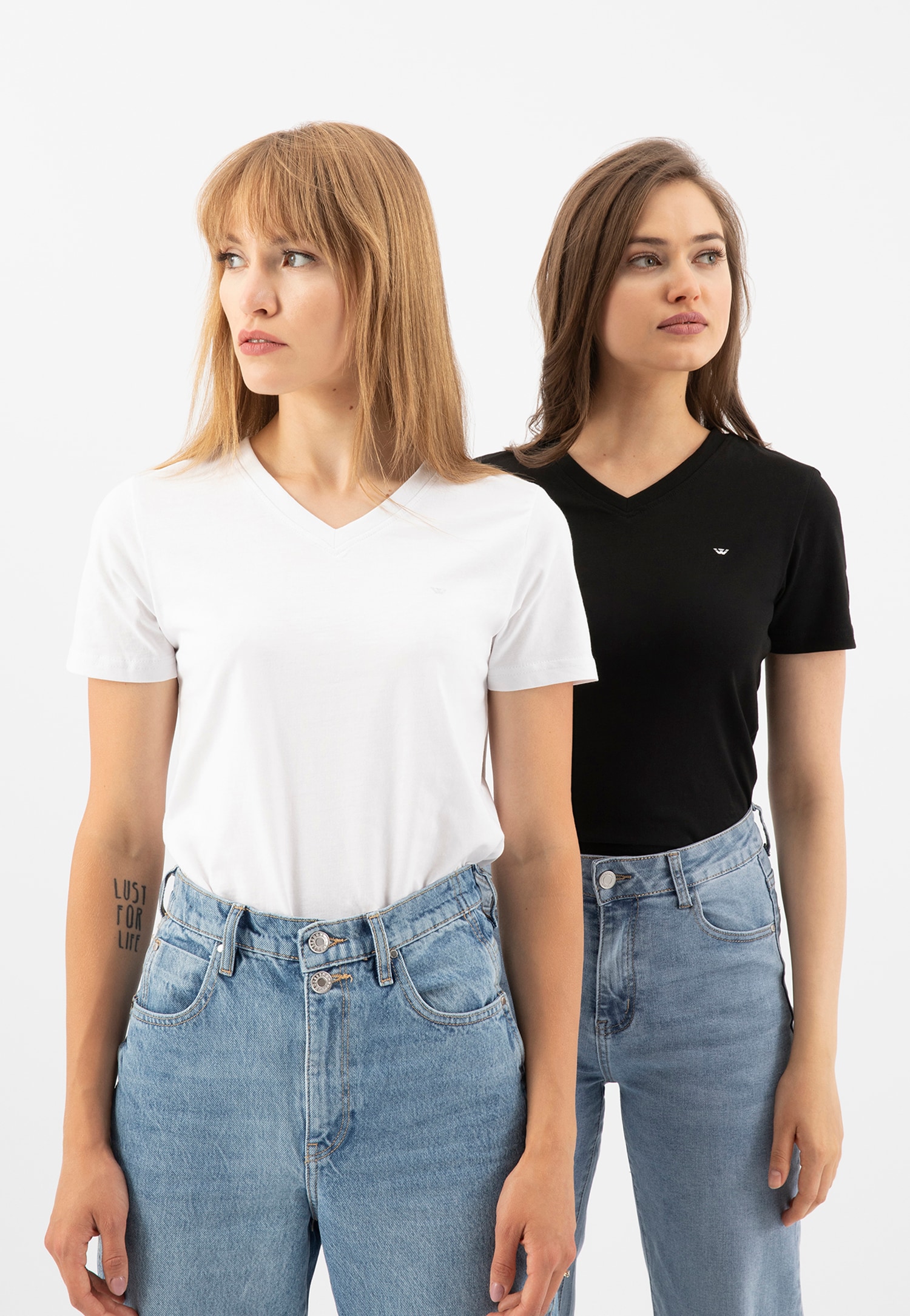 Czarna koszulka damska z dekoltem w serek