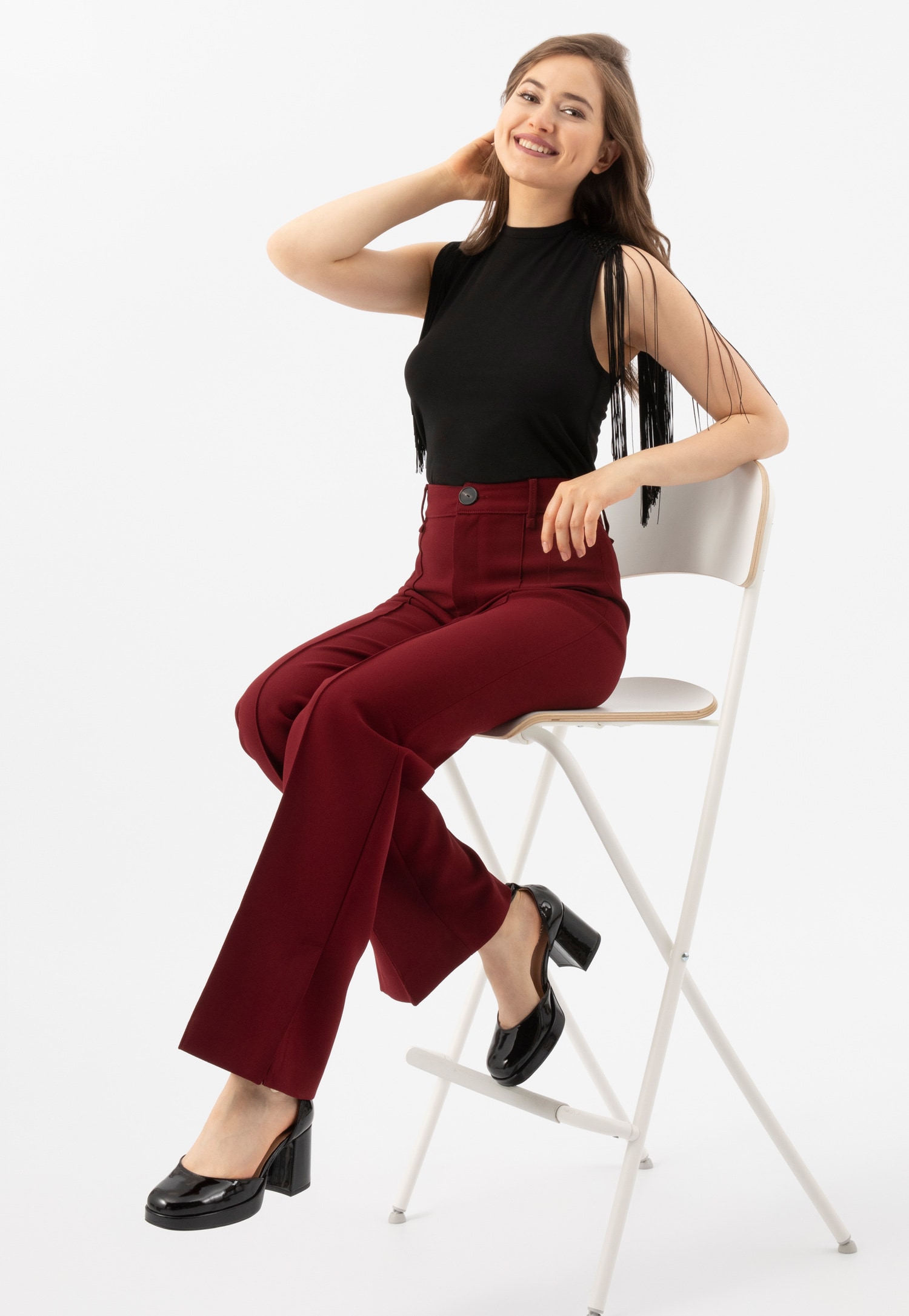 Lakierowane beżowe czółenka damskie na szerokim obcasie