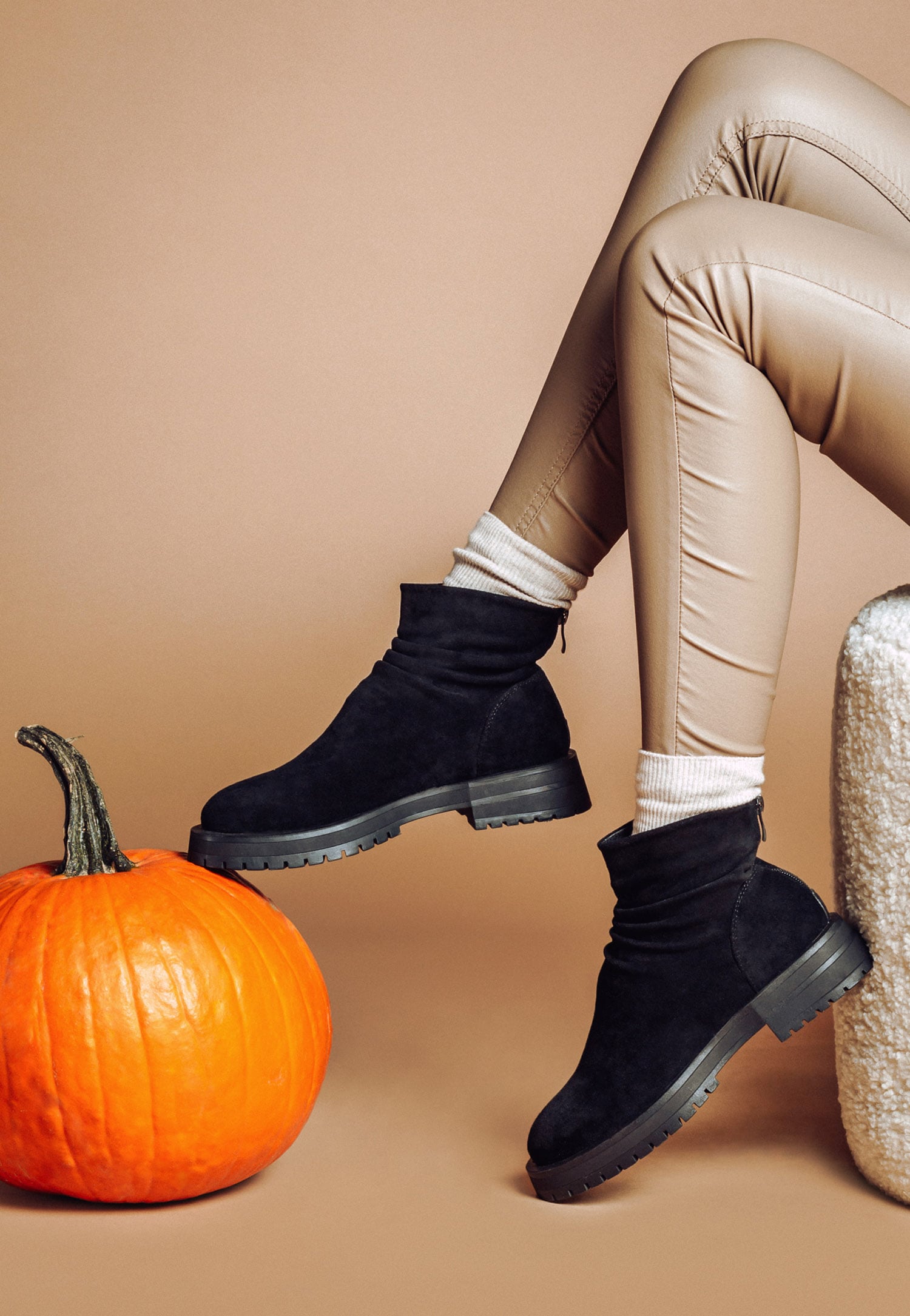 WJS czarne płaskie botki damskie z zamkiem z tyłu