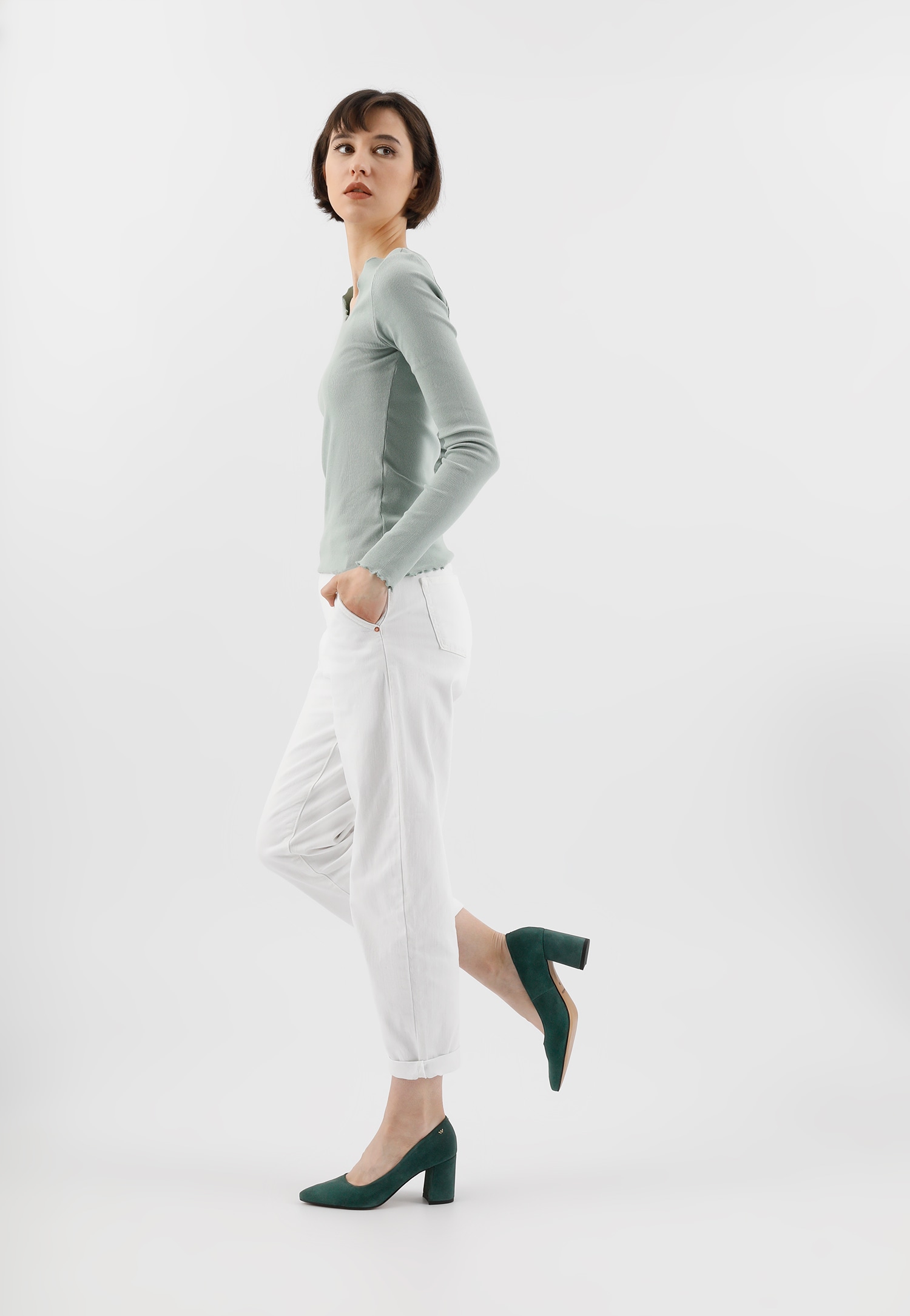 Czarne skórzane czółenka damskie z noskiem w szpic